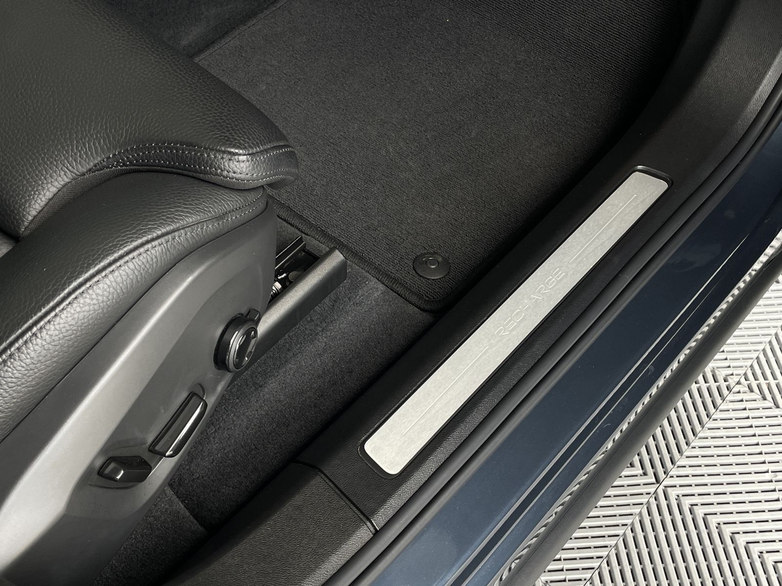 Volvo XC60 T6 Inscription Plug-In AWD - Samsaru's Car Outlet