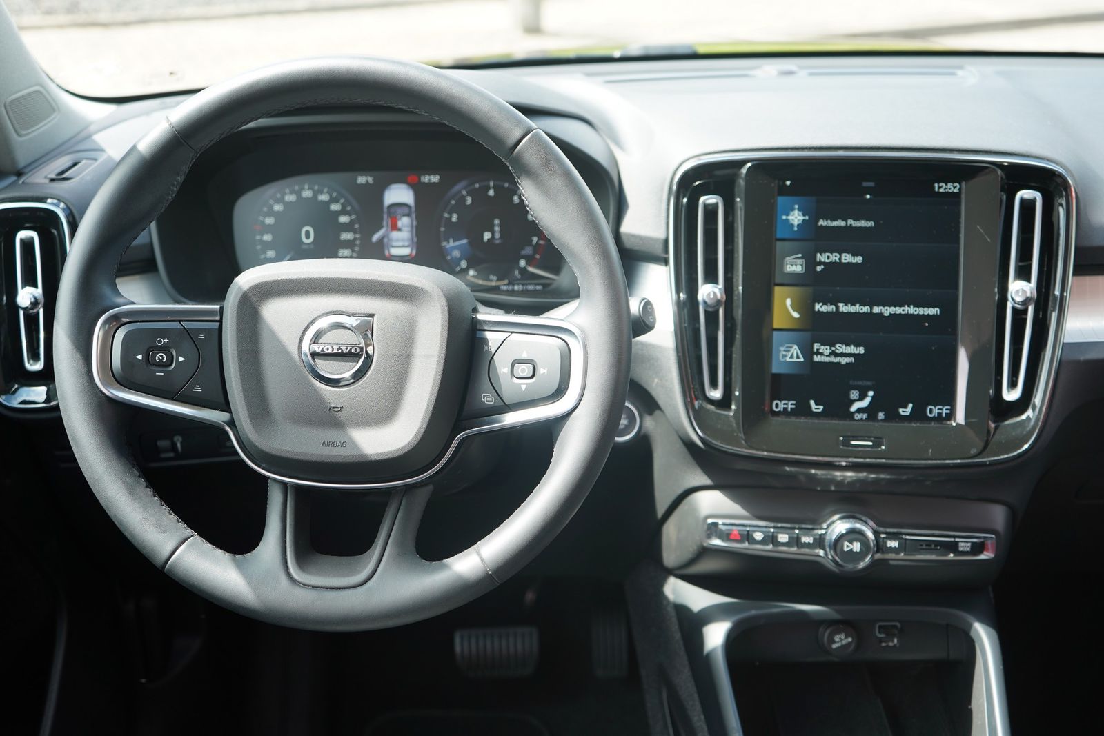 Volvo XC 40 T3 2WD Momentum Pro - Samsaru's Car Outlet