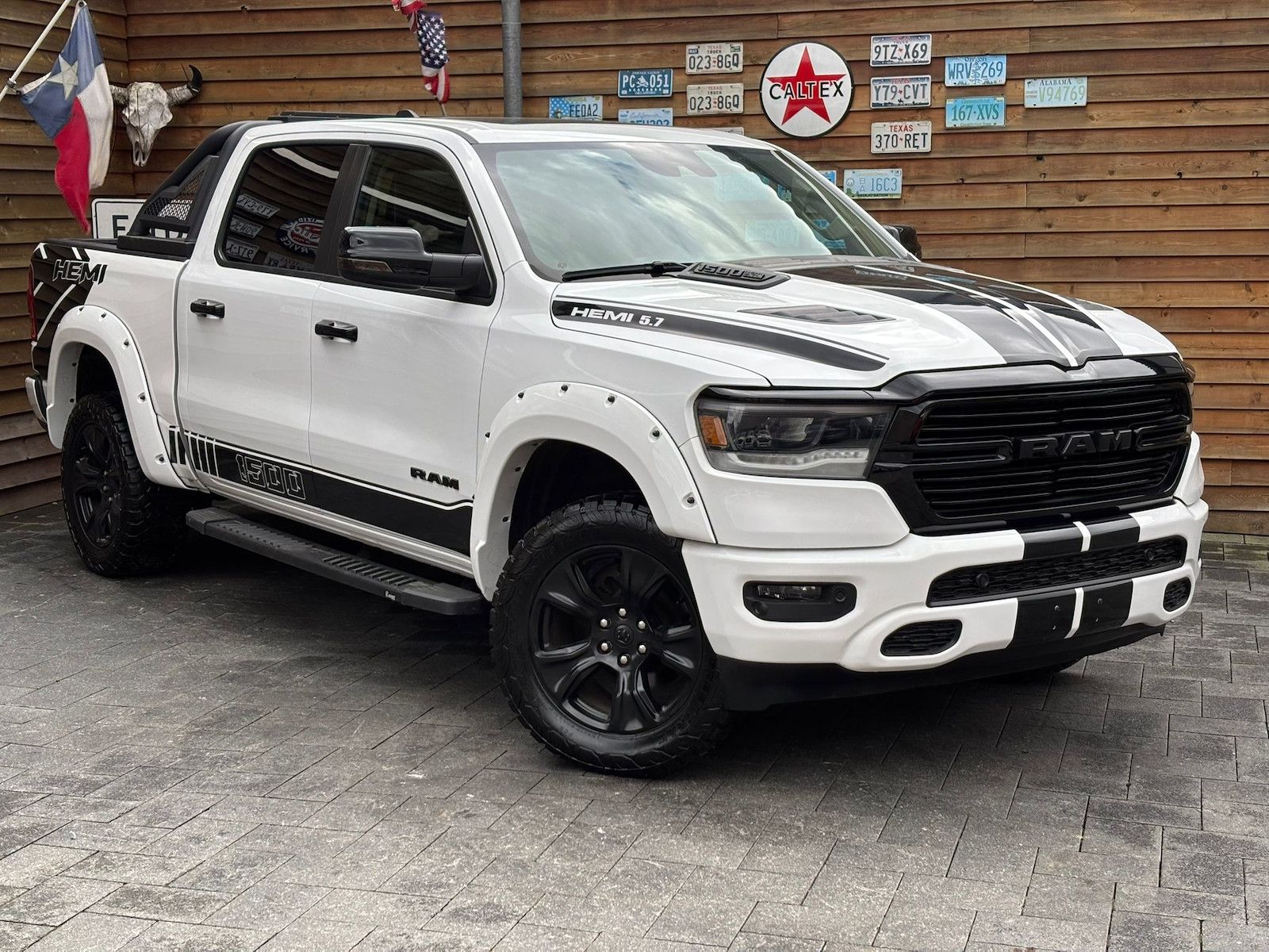 Dodge RAM 1500 Laramie 5,7L 4x4 AHK LPG12´´ Navi Bügel