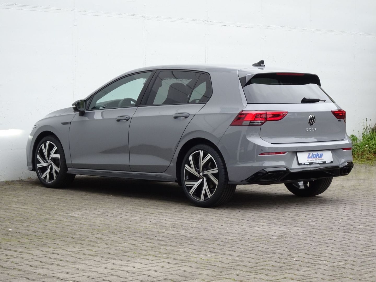 Volkswagen Golf VIII 2.0 TSI DSG R-Line - Samsaru's Car Outlet
