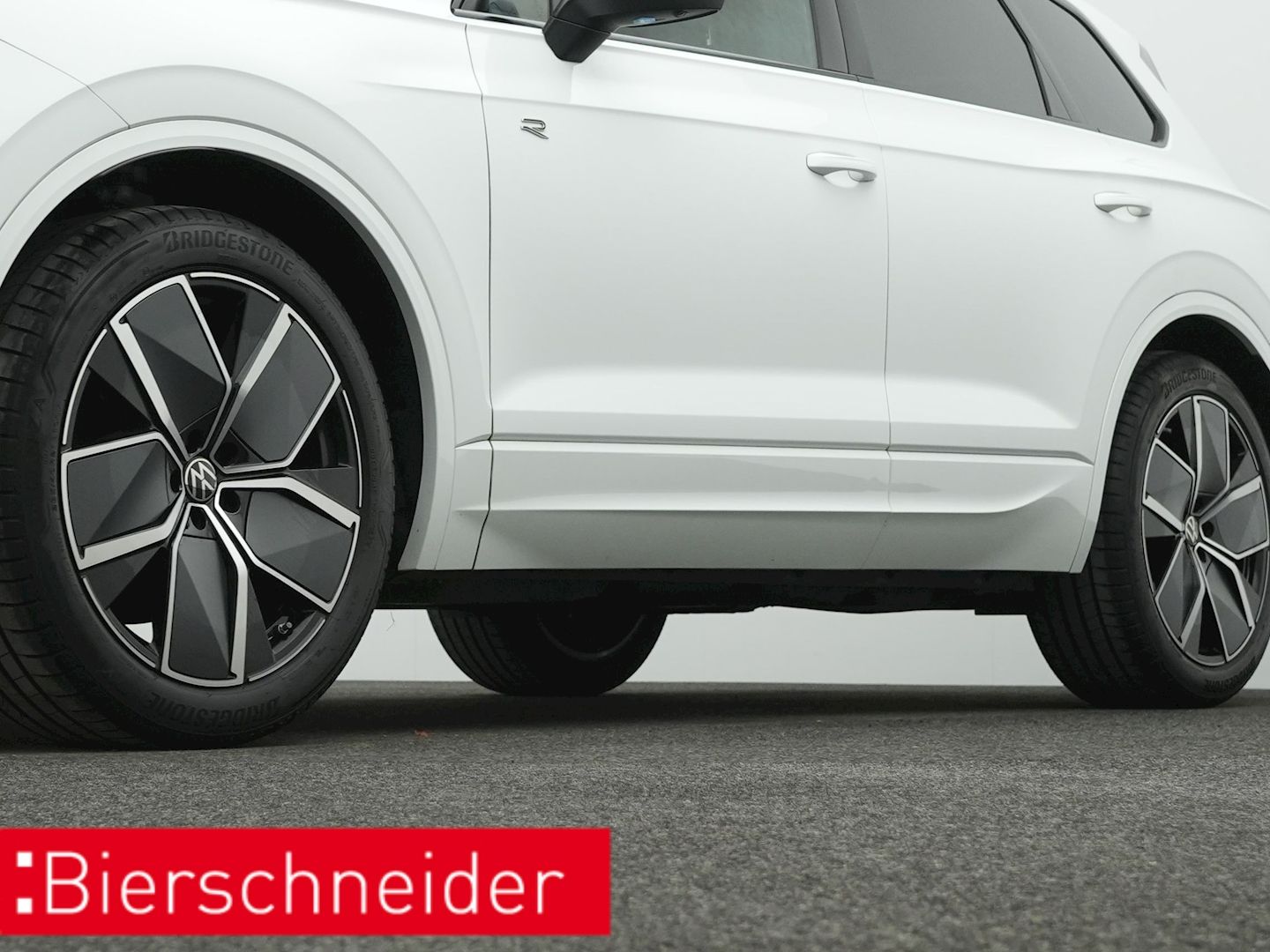 Volkswagen Touareg 3.0 TDI R-Line - Samsaru's Car Outlet