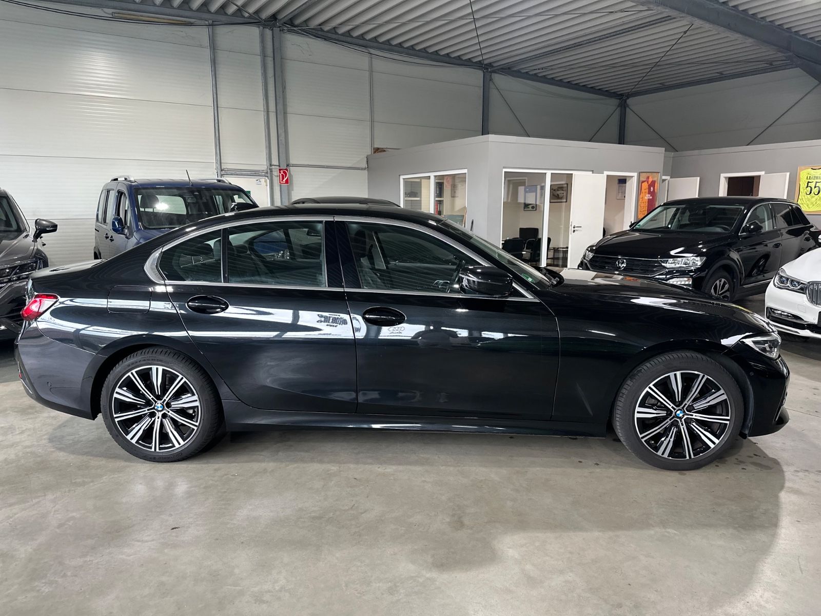 BMW 320 i Lim. Luxury Line - Samsaru's Car Outlet