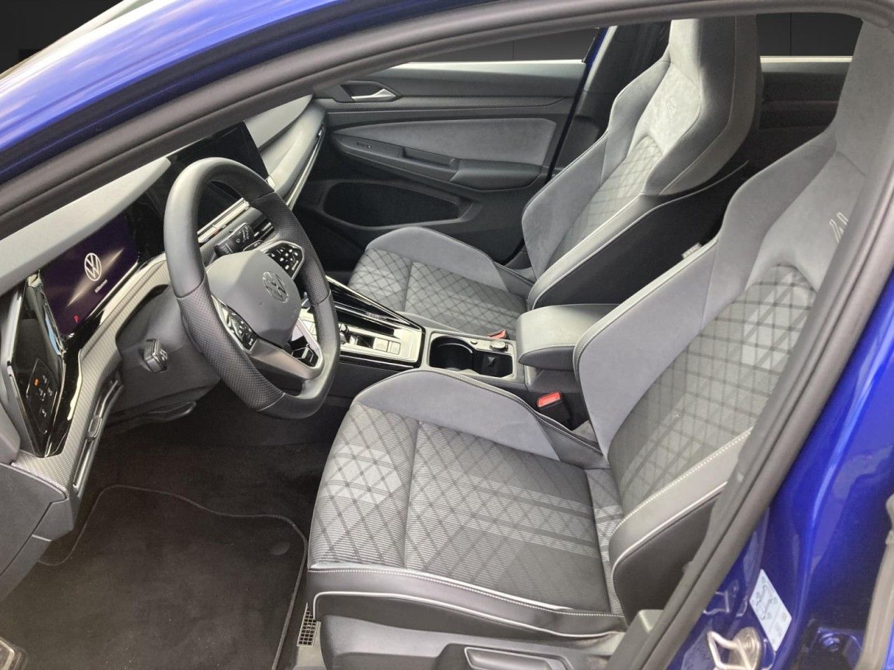 Volkswagen Golf VIII 1.5 eTSI DSG R-Line - Samsaru's Car Outlet