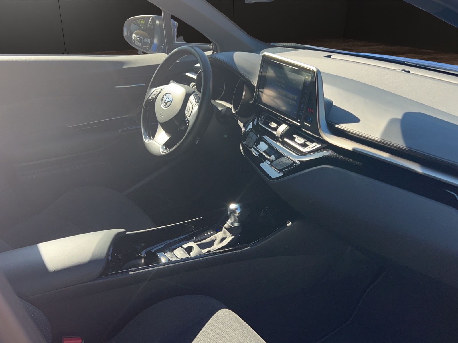 Toyota C-HR Hybrid Club - Samsaru's Car Outlet