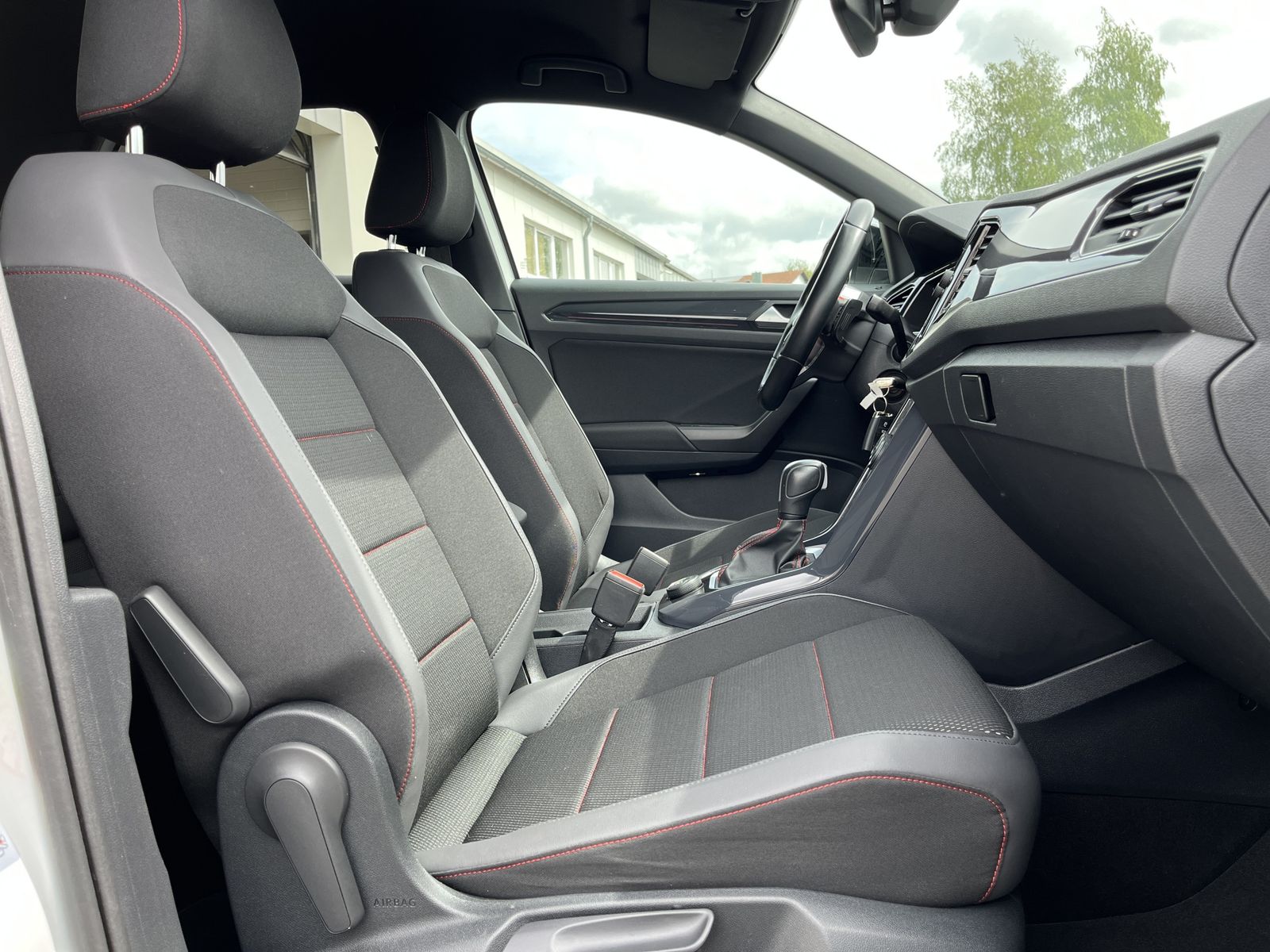 Volkswagen T-Roc 2.0 TSI DSG 4Motion Sport - Samsaru's Car Outlet