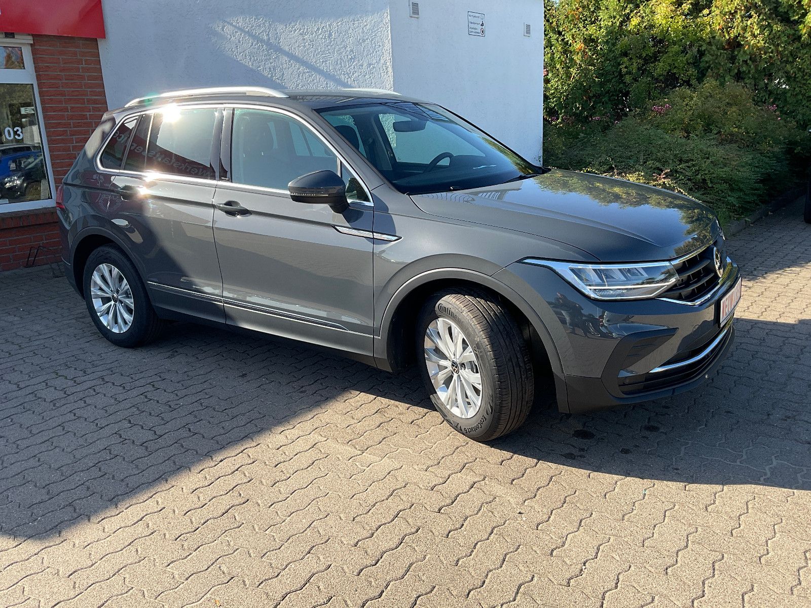 Volkswagen Tiguan Life - Samsaru's Car Outlet
