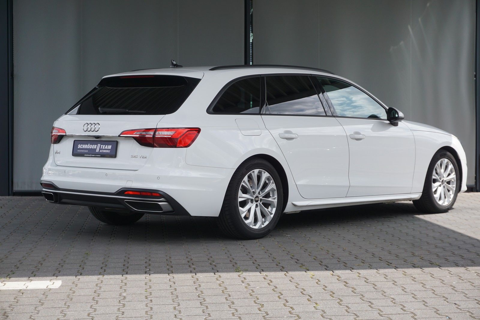 Audi A4 Avant 35 TDI S tronic advanced - Samsaru's Car Outlet