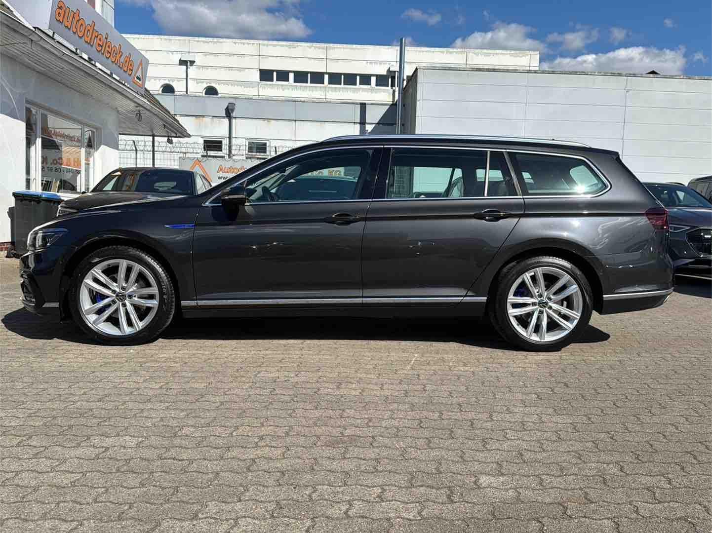 Volkswagen Passat Variant GTE - Samsaru's Car Outlet