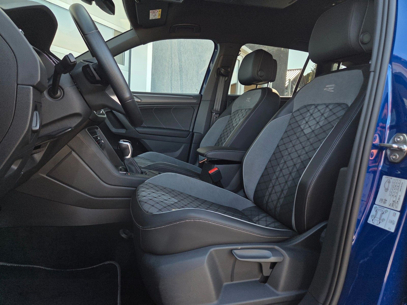 Volkswagen TIGUAN R-LINE Black - Samsaru's Car Outlet