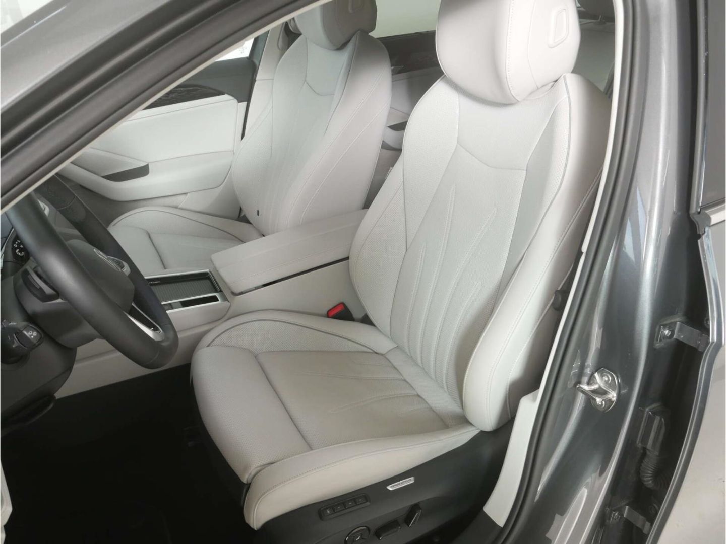 Volkswagen Passat 1.5 eHybrid Elegance DSG AHK/Leder/Matrix
