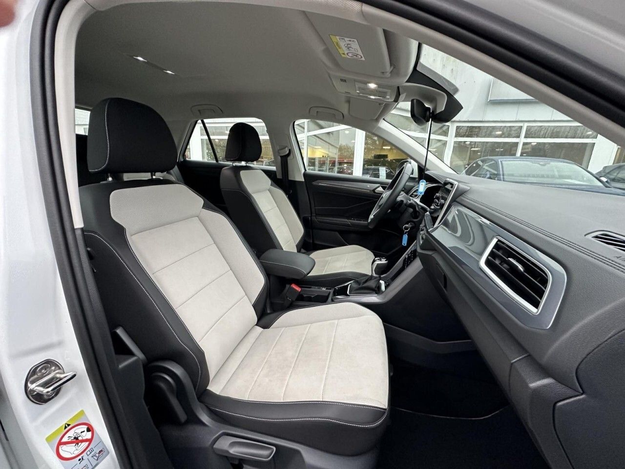 Volkswagen T-Roc 1.5 TSI Style - Samsaru's Car Outlet