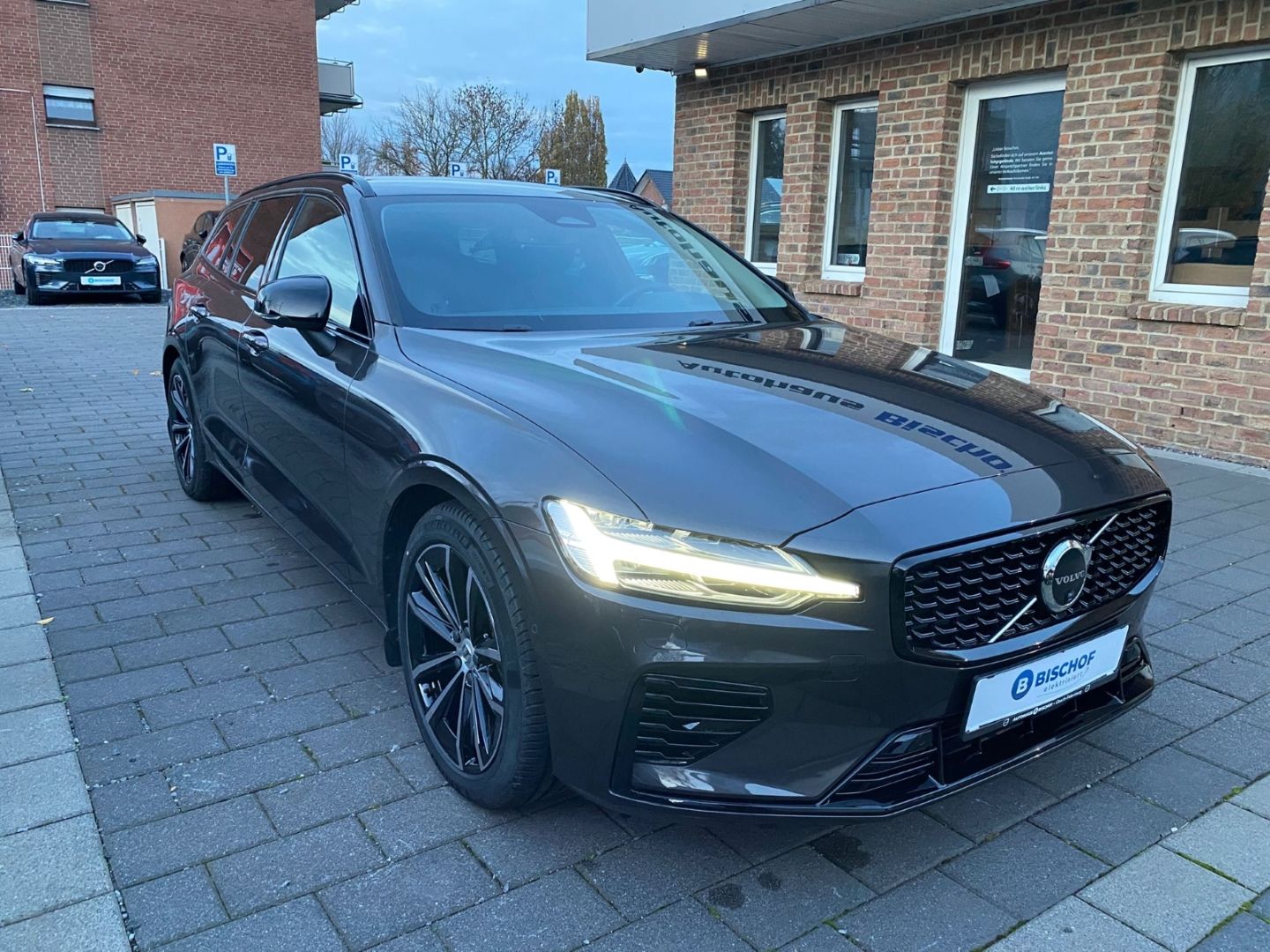 Volvo V60 T6 Plus Dark Kombi Recharge AWD Plug-In