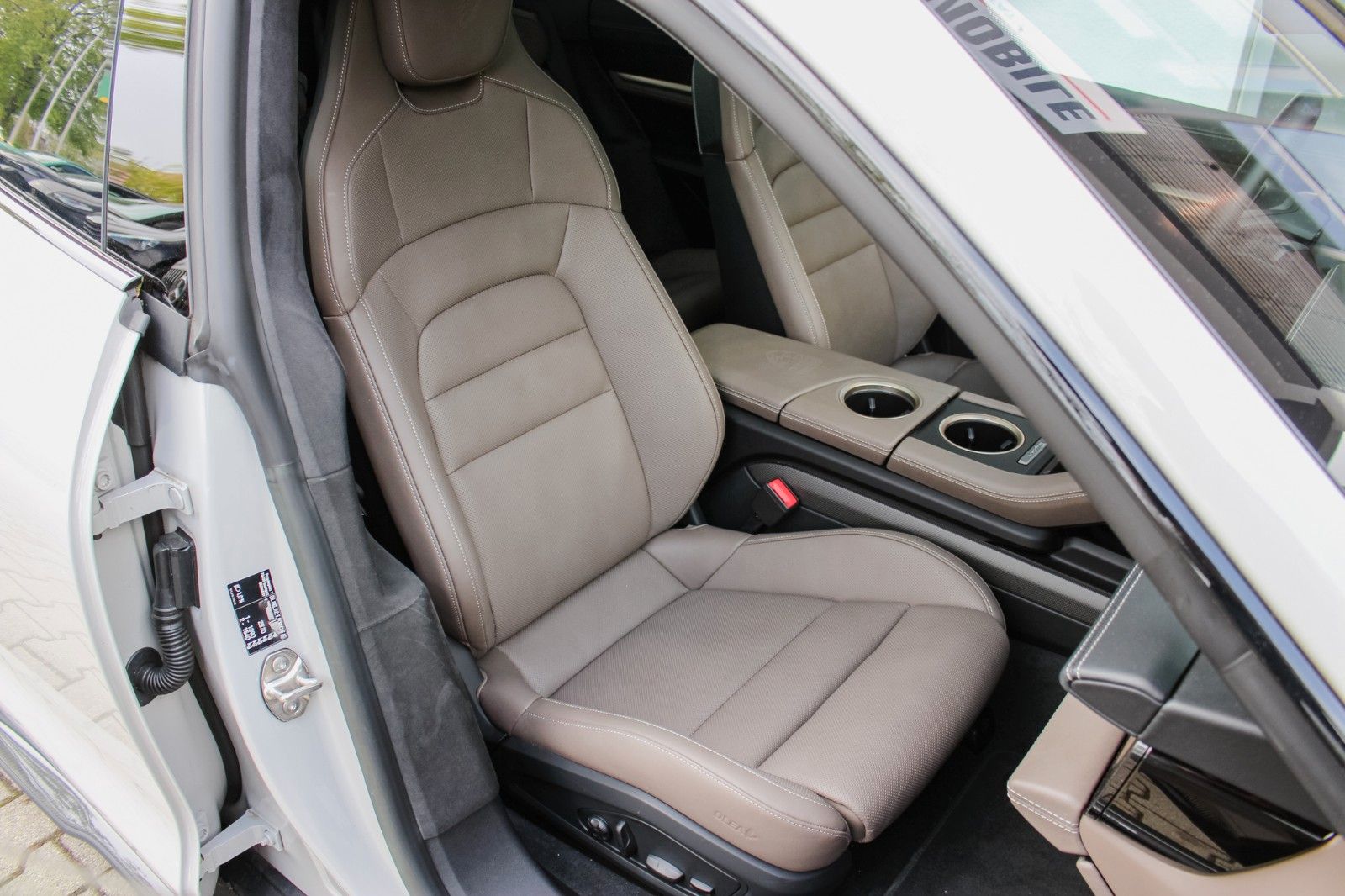 Porsche Taycan Turbo S / ENTERTAINMENT / BEIFAHRER DISP.