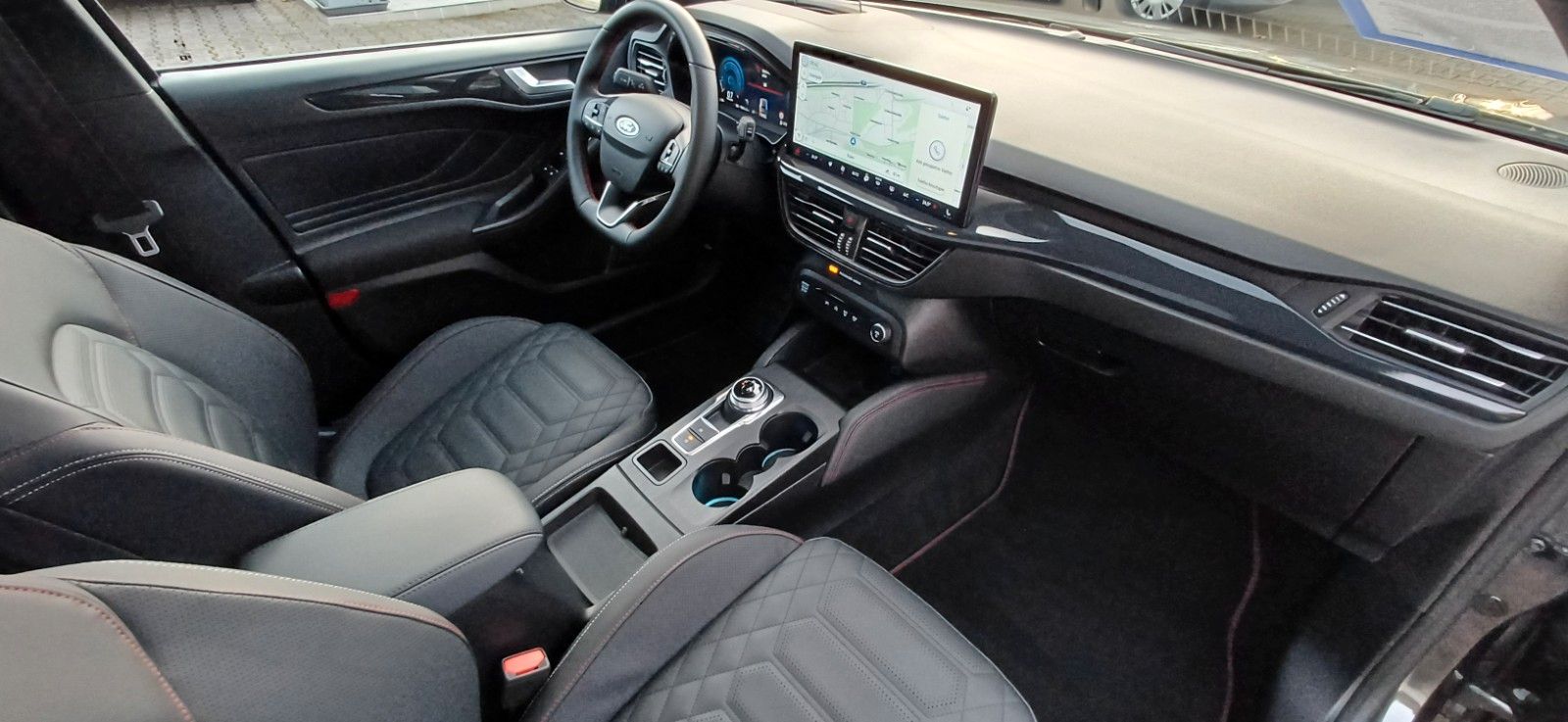 Ford Focus ST Line X-8Gang-Leder-Navi-Kamera-Pano-AHK
