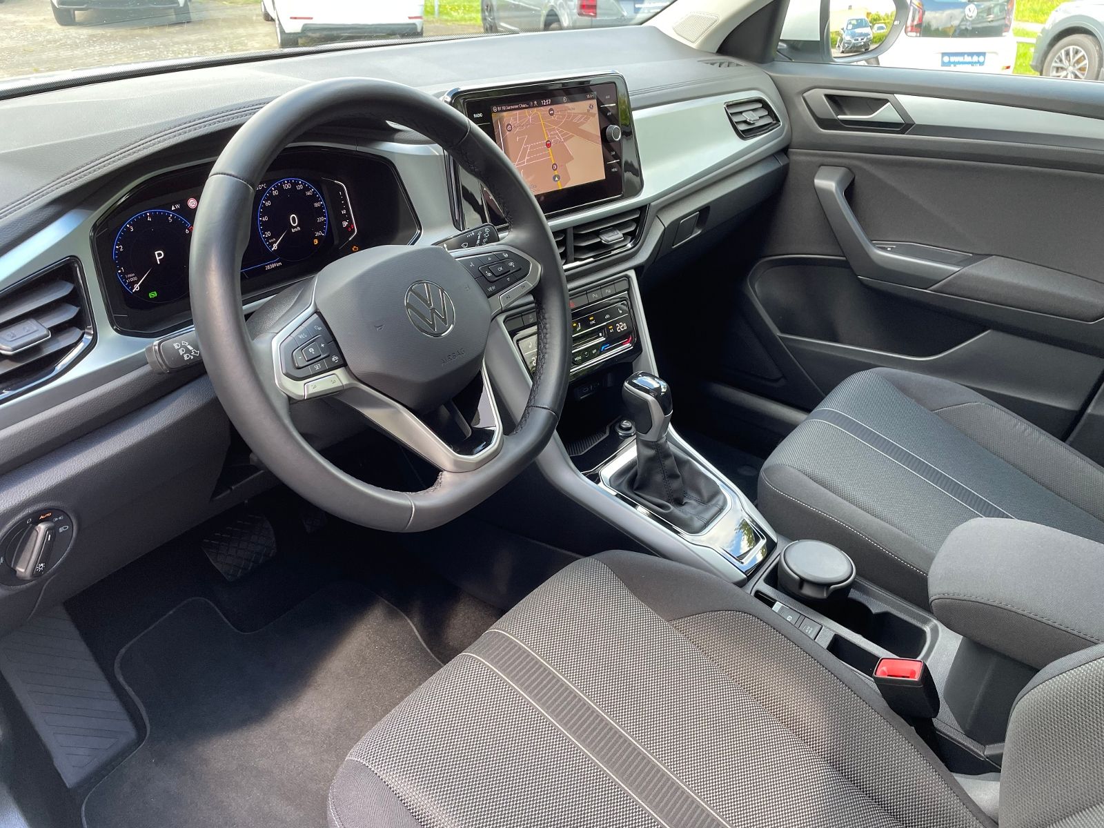 Volkswagen T-Roc 1.5 TSI Life DSG - Samsaru's Car Outlet