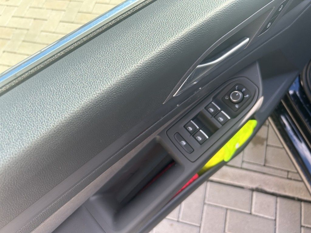 Volkswagen Golf VIII 1.5 eTSI DSG Style - Samsaru's Car Outlet