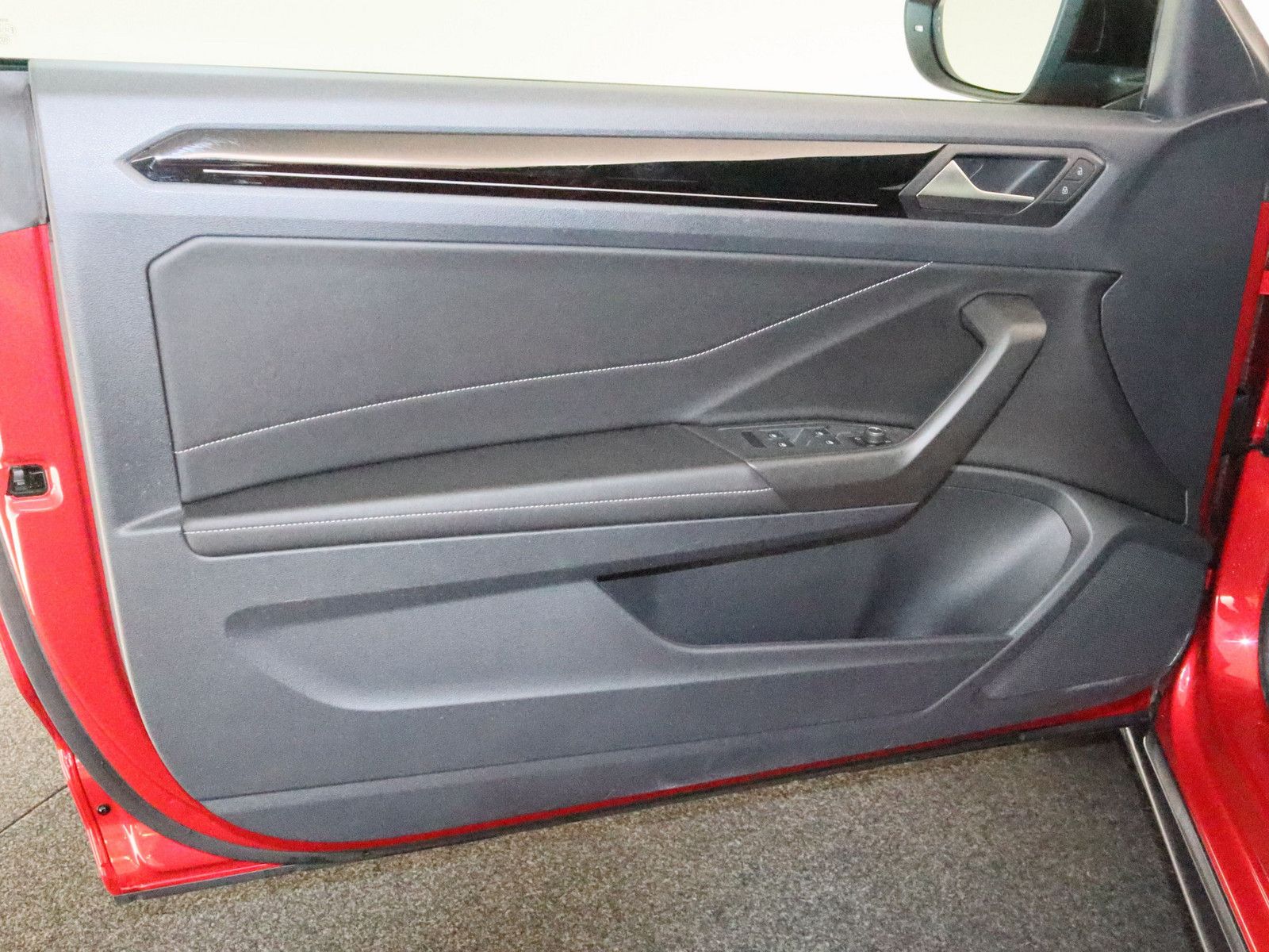 Volkswagen T-Roc 1.5 TSI R-Line - Samsaru's Car Outlet