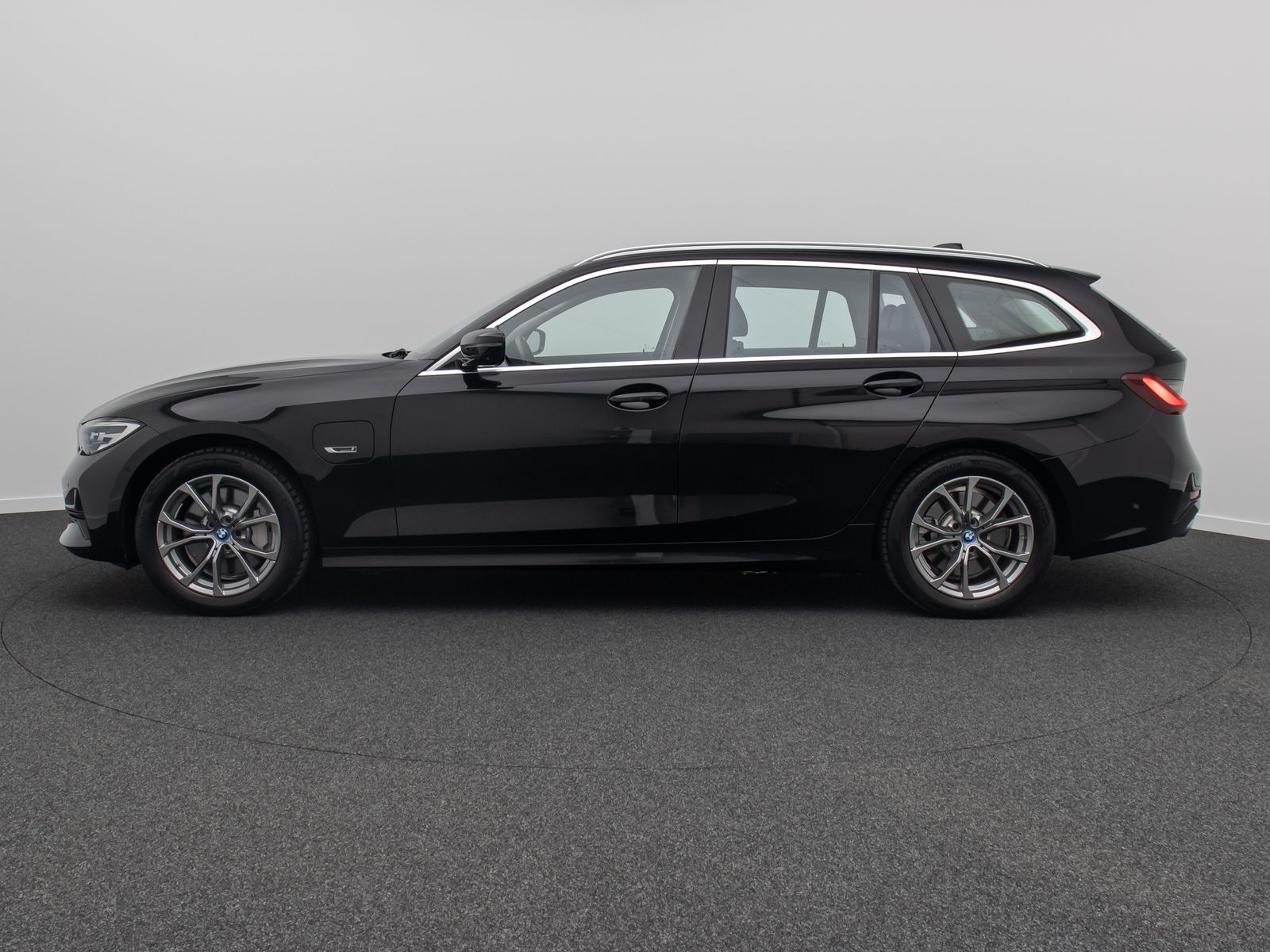 BMW 330e Sport Line - Samsaru's Car Outlet
