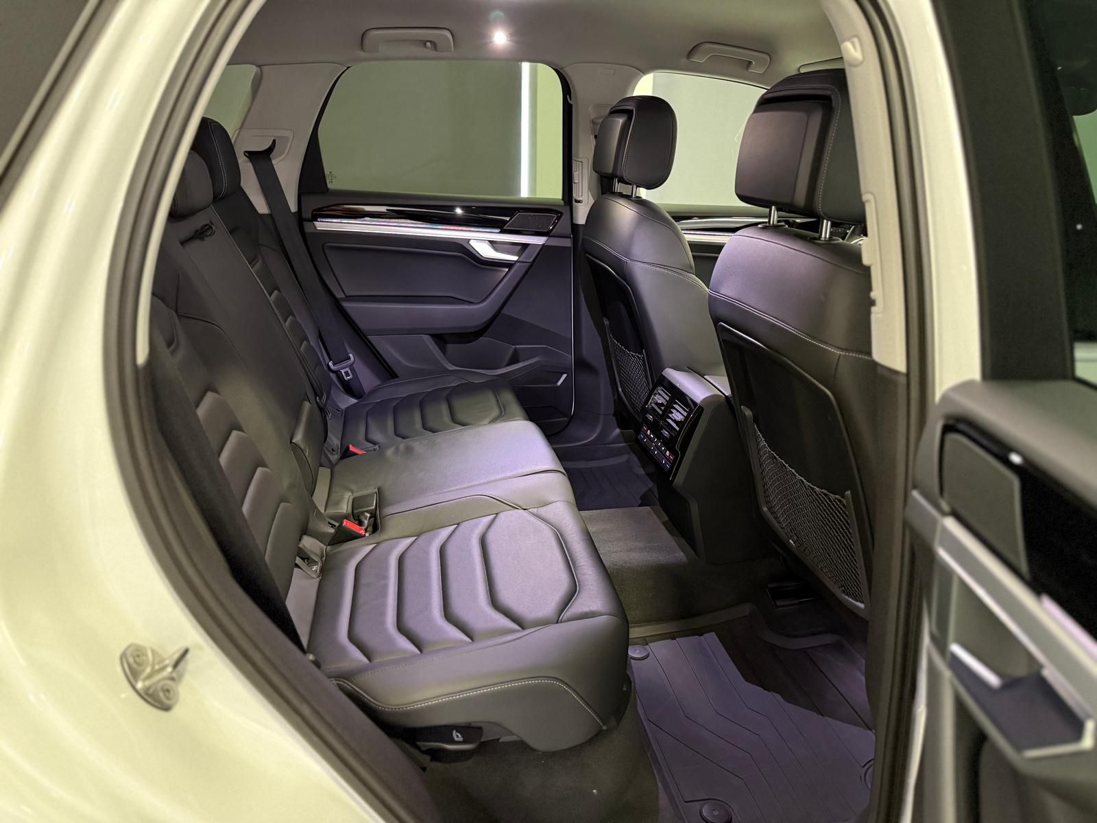 Volkswagen Touareg Elegance 4Motion - Samsaru's Car Outlet