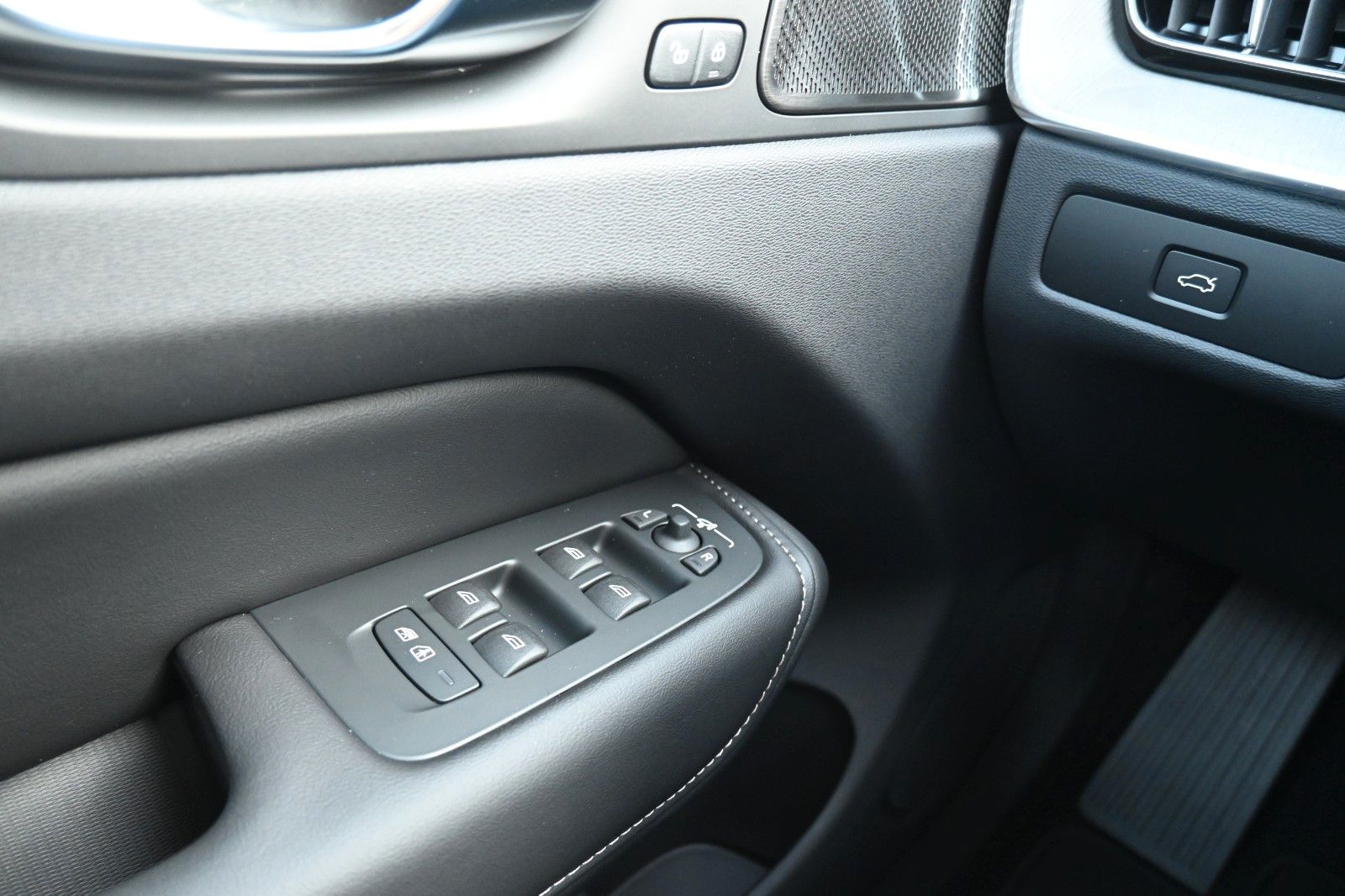 Volvo XC60 B5 AWD Ultra Dark*LUFT*360°*ACC*AHK