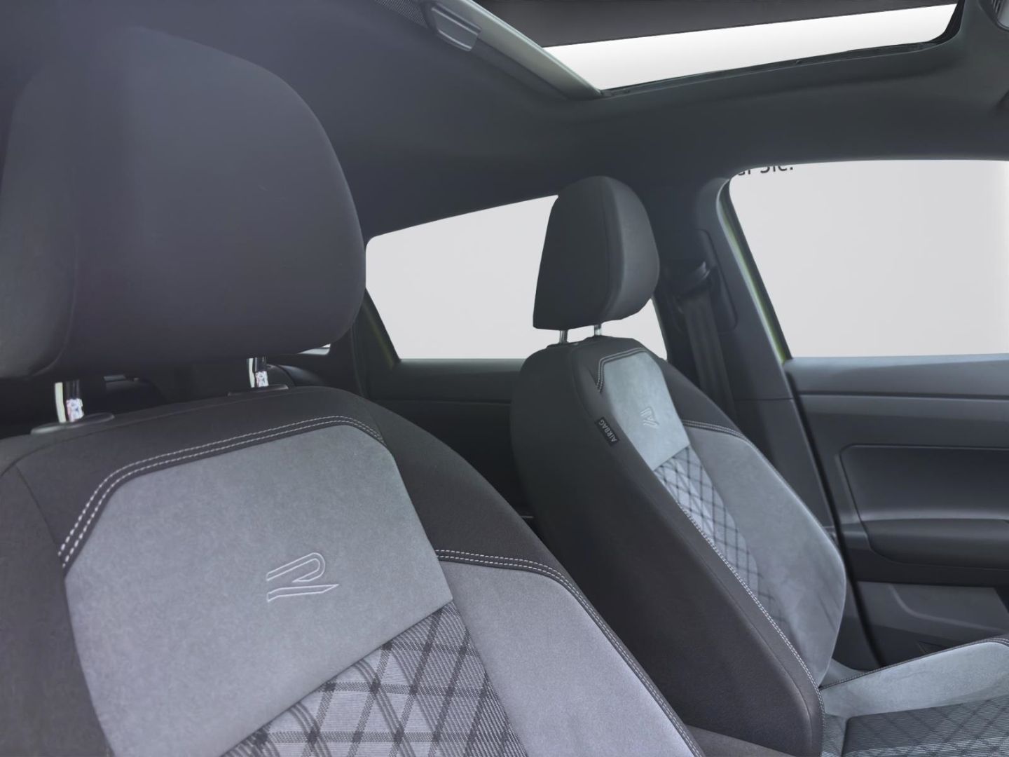 Volkswagen Taigo 1.5 TSI DSG R-LINE - Samsaru's Car Outlet