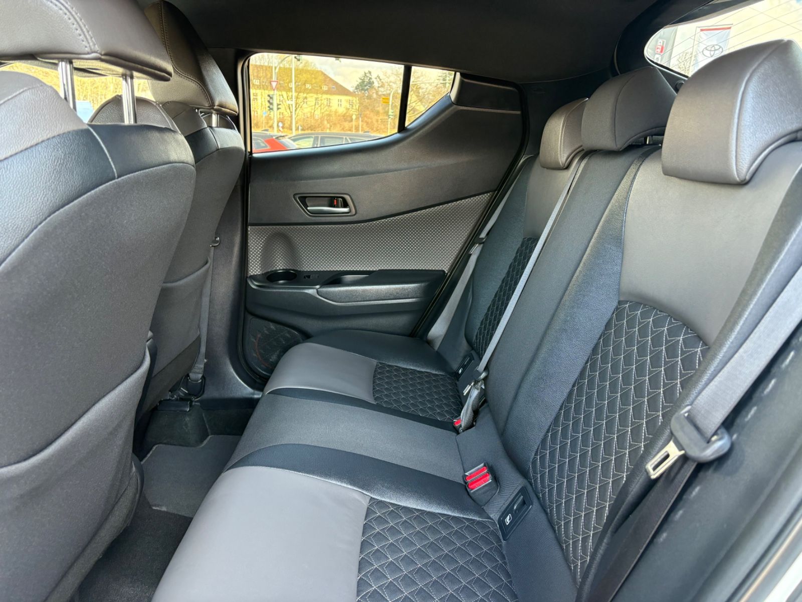 Toyota C-HR Hybrid Lounge - Samsaru's Car Outlet