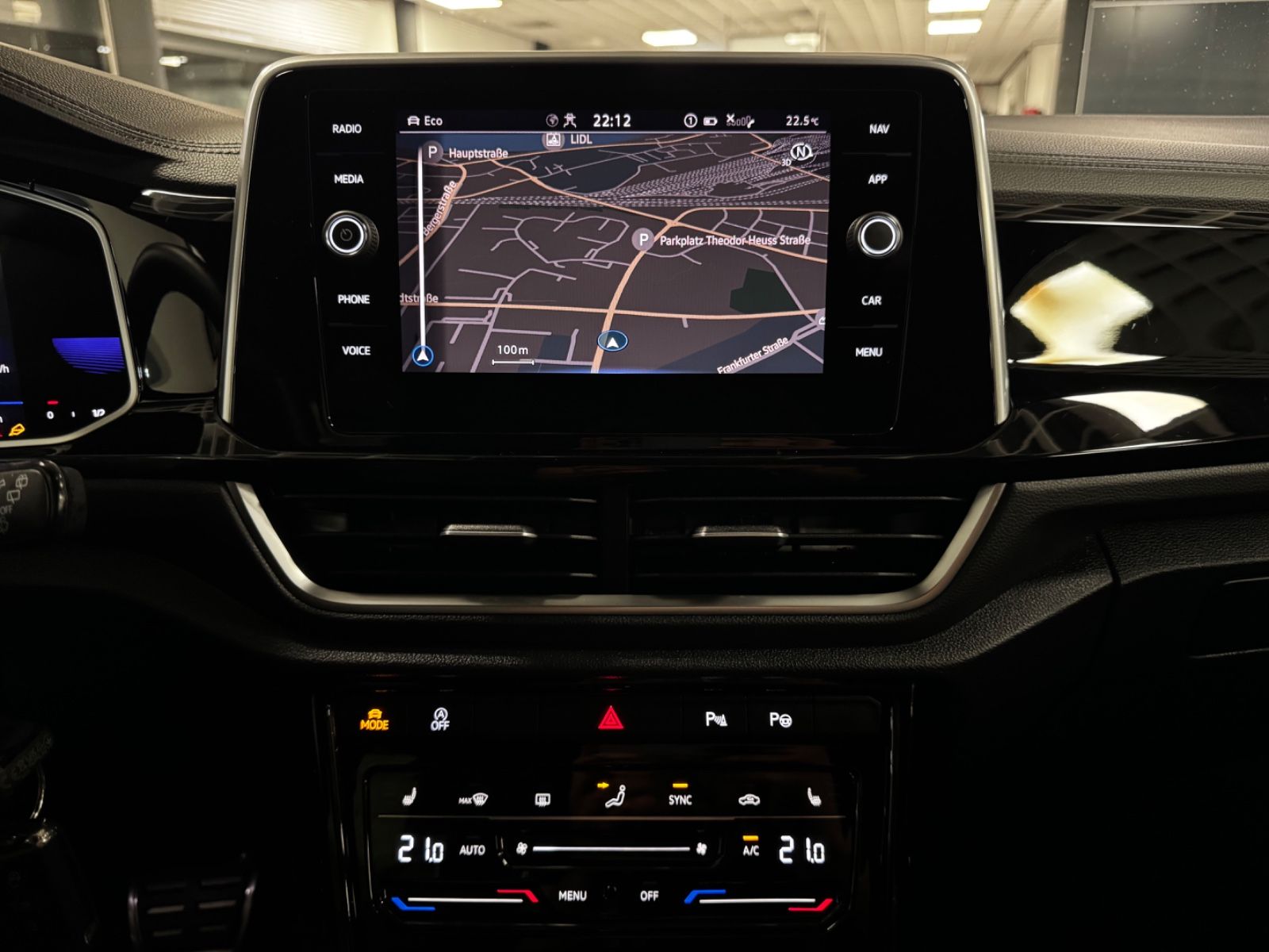 Volkswagen T-ROC 2.0TDI R-Line - Samsaru's Car Outlet