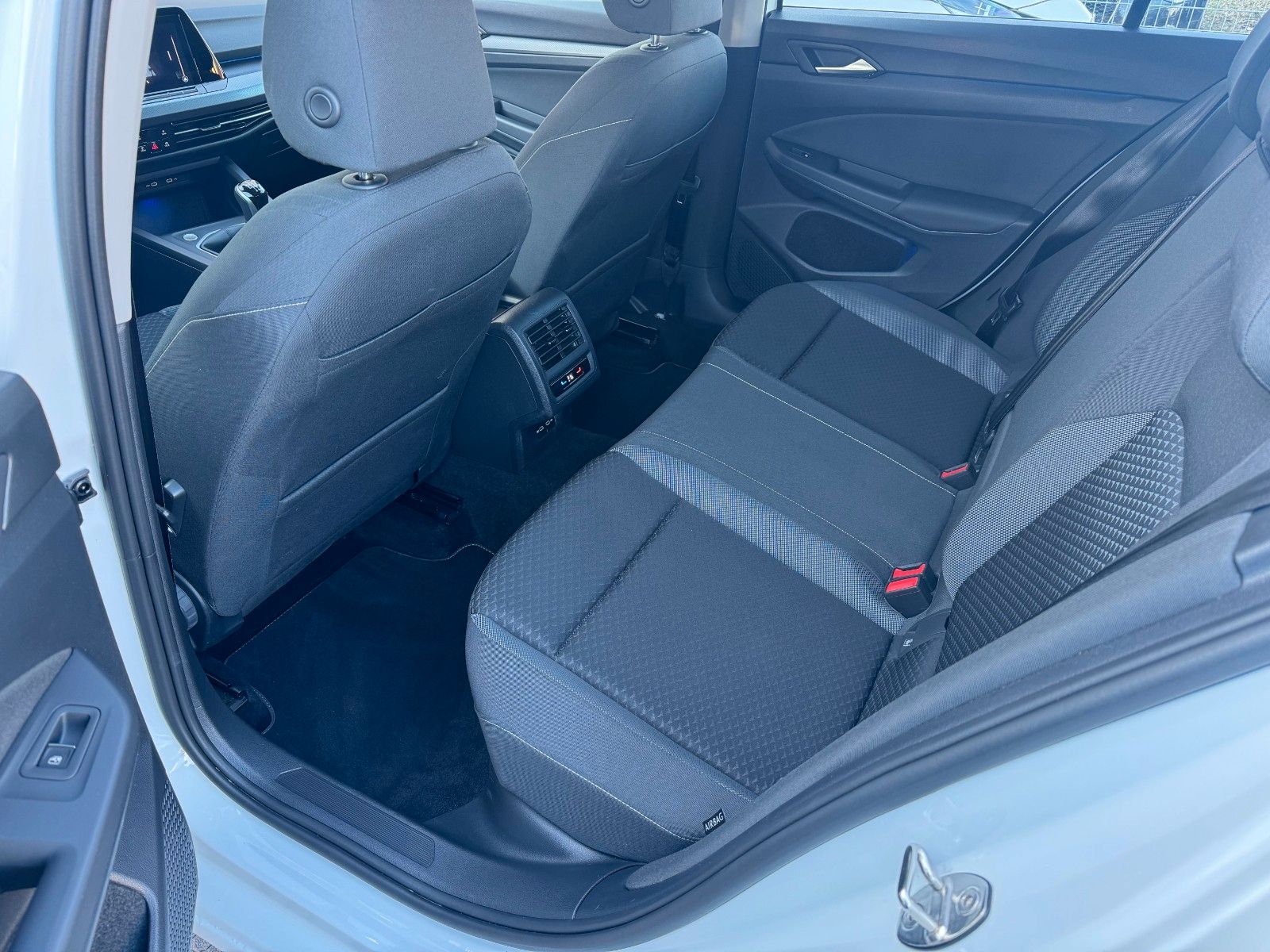 Volkswagen Golf VIII 1.5 TSI Active - Samsaru's Car Outlet