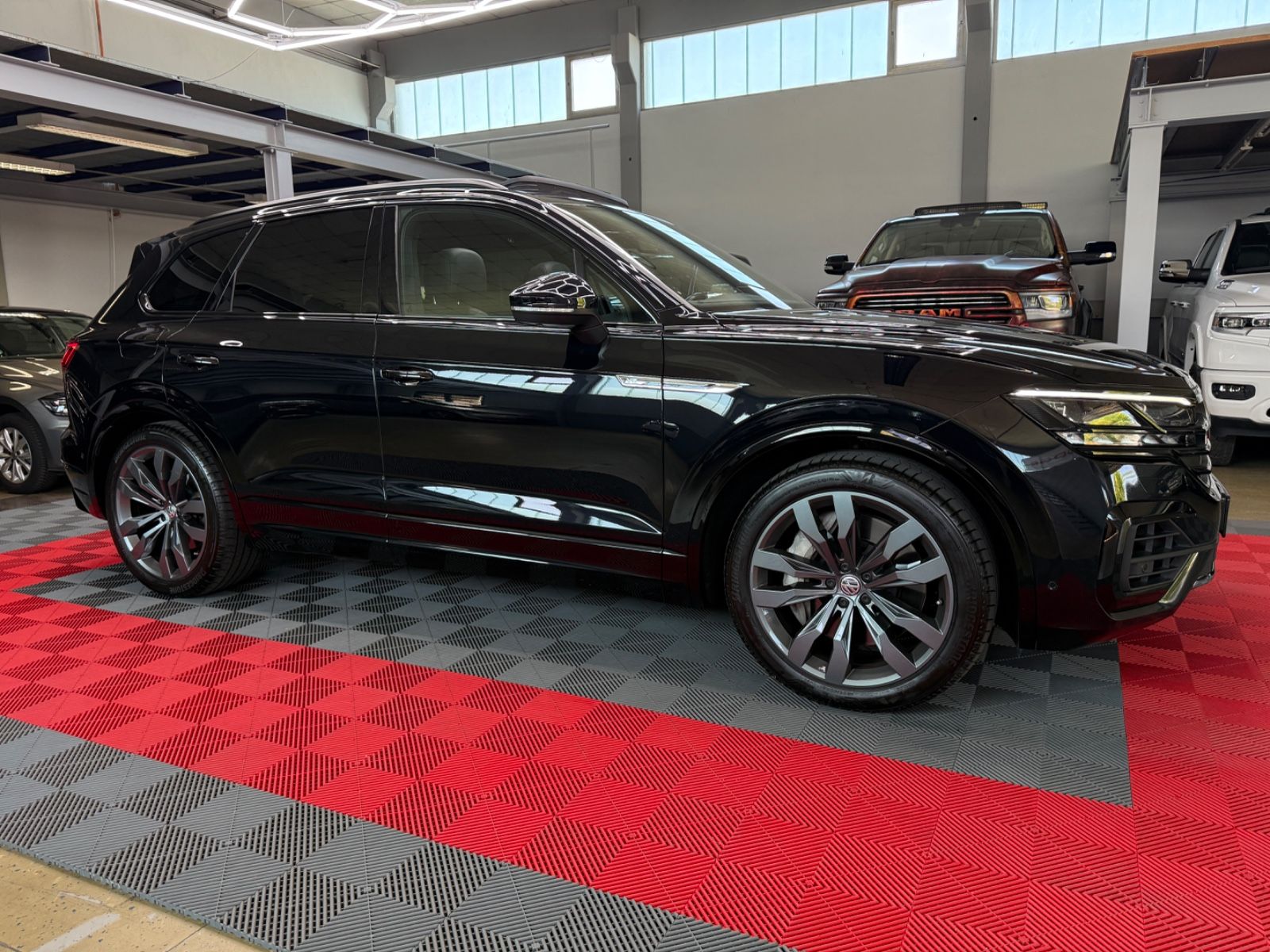 Volkswagen Touareg R-Line - Samsaru's Car Outlet