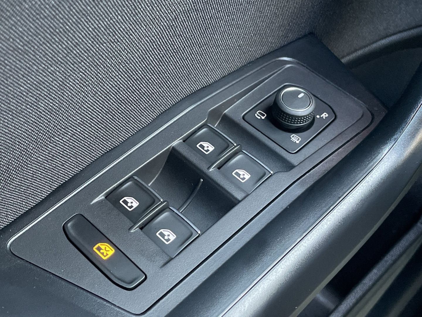 Volkswagen T-Roc 1.5 TSI DSG R-Line - Samsaru's Car Outlet