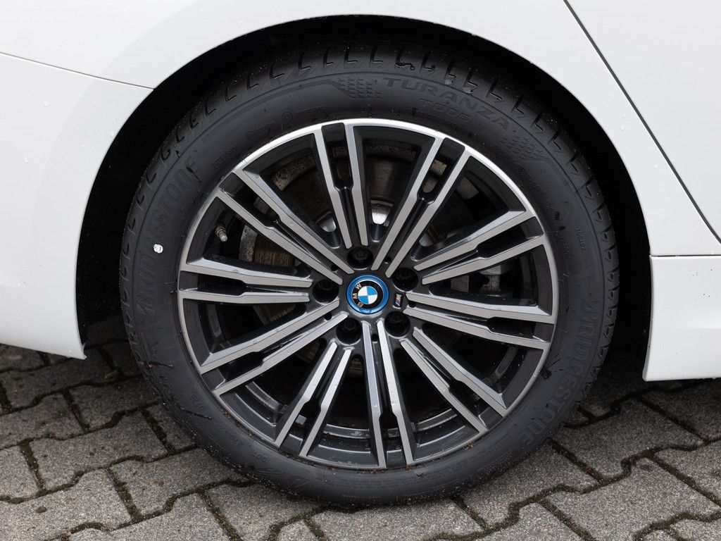 BMW 330e Touring M-Sportpaket - Samsaru's Car Outlet