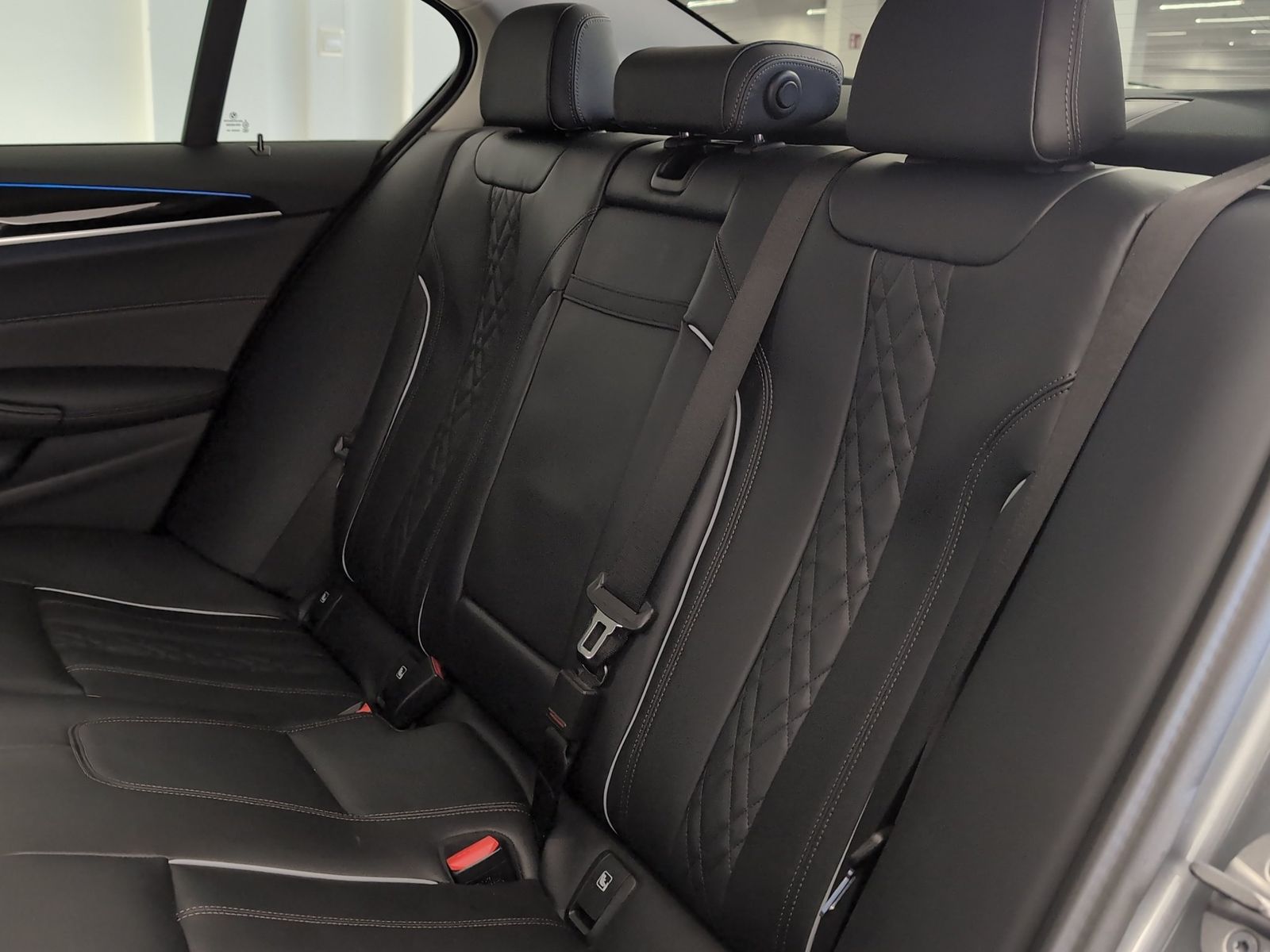 BMW 530e xDrive Lim Navi/Laser/HuD/KomfZg/PA/WLAN La