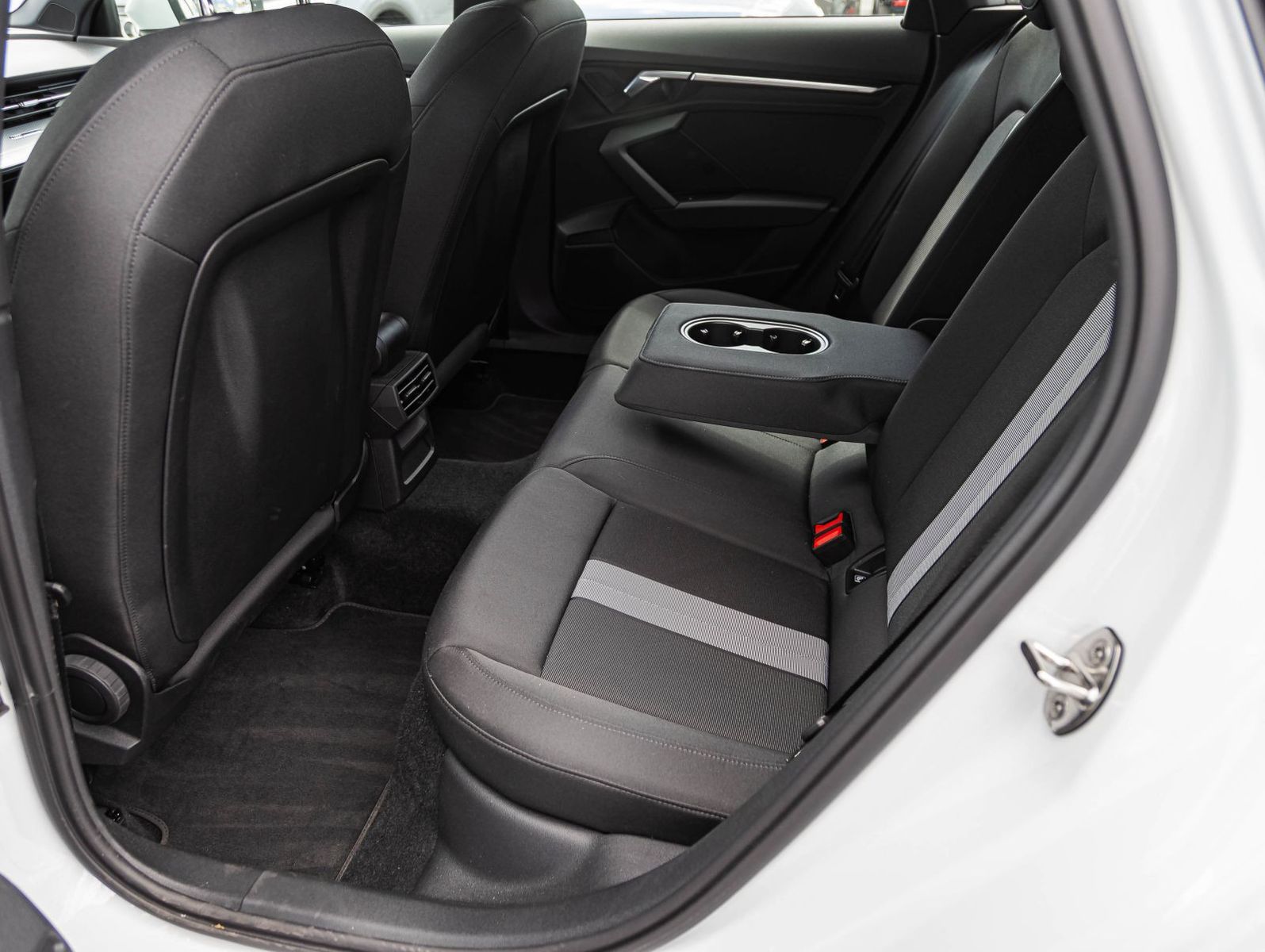 Audi A3 Sportback advanced 30TFSI Stronic LED GRA AHK