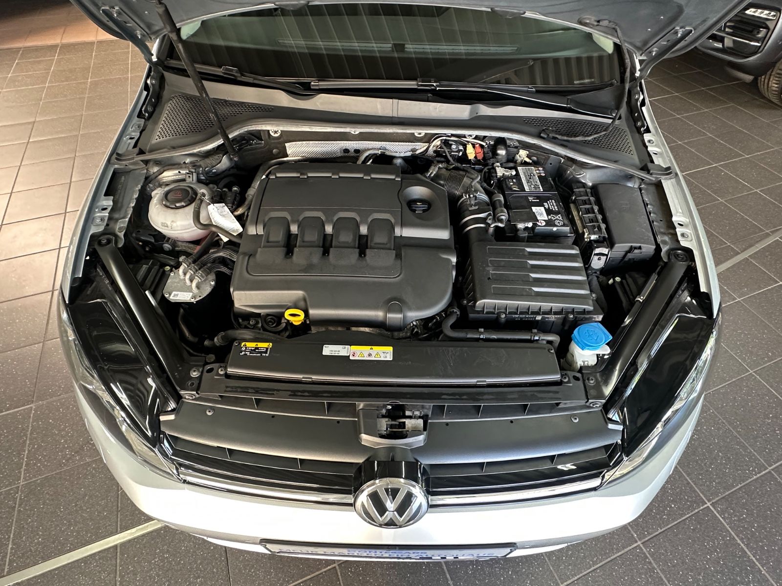 Volkswagen Golf VII 2.0 TDI Var. Comfortline - Samsaru's Car Outlet