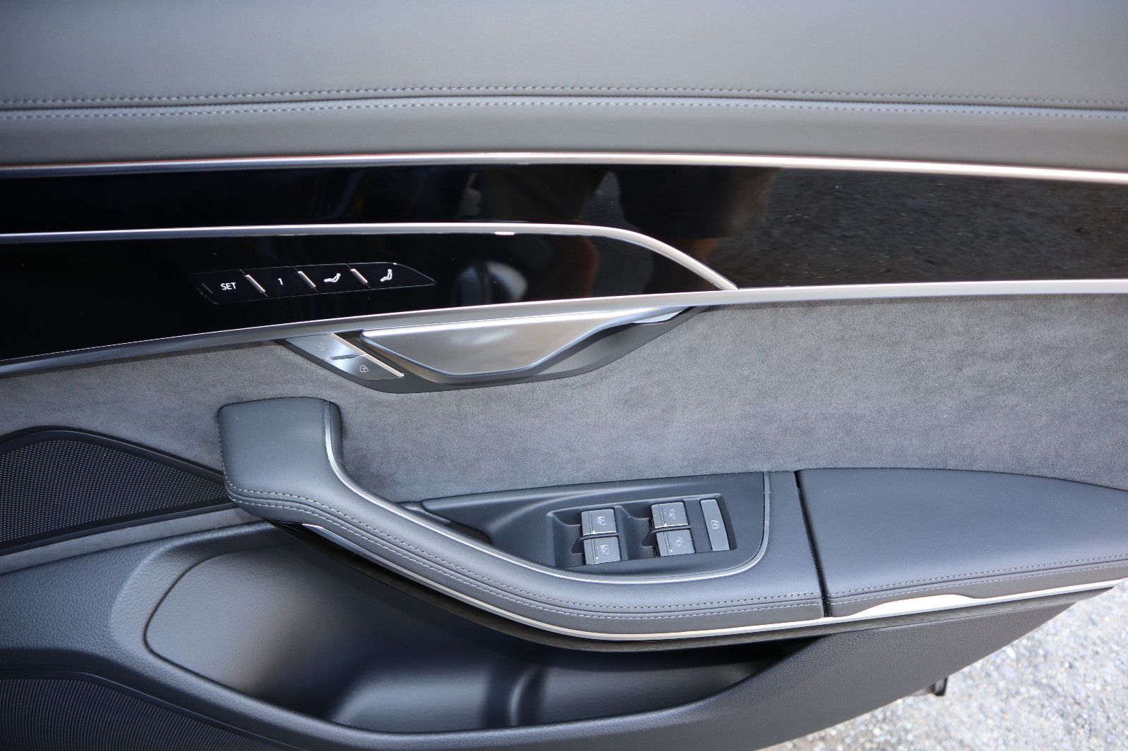 Audi A8L 60 TFSIe lang - Samsaru's Car Outlet