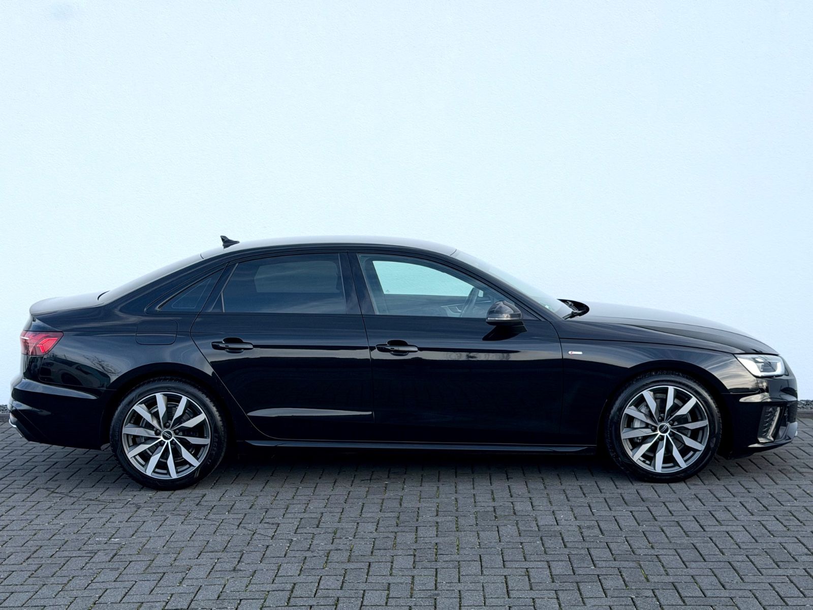 Audi A4 Lim. 40 TDI quattro S line /NAVI/LED/CAM/