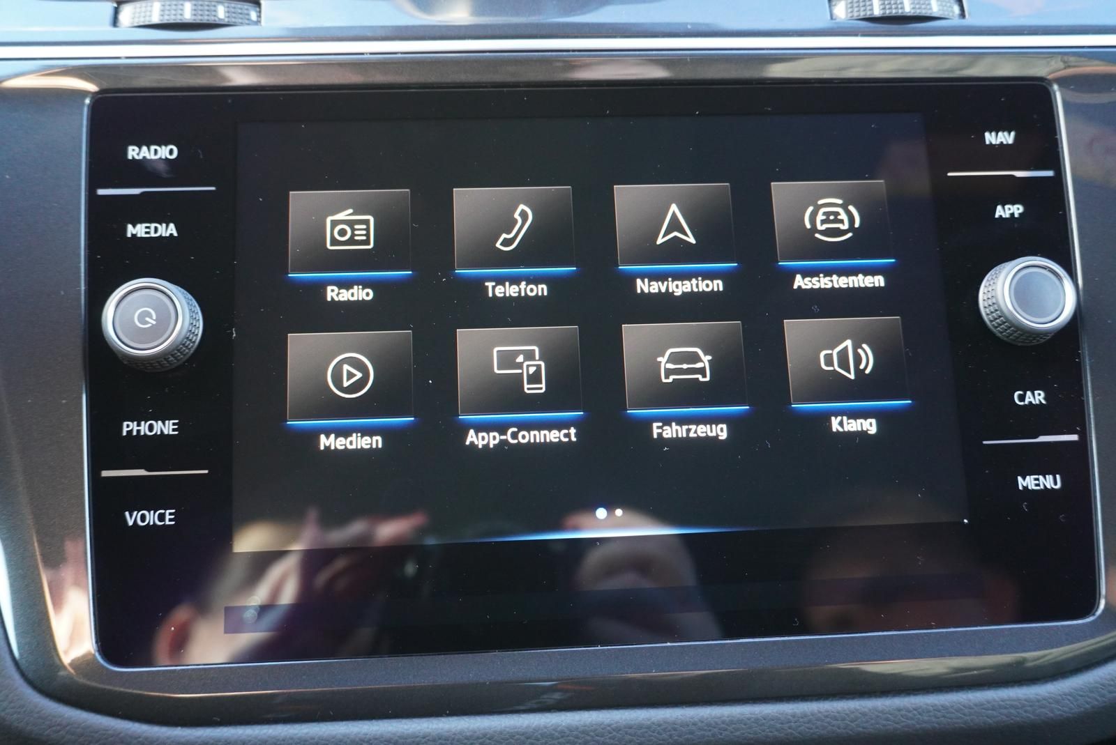 Volkswagen Tiguan 1.5 TSI DSG R-LINE - Samsaru's Car Outlet