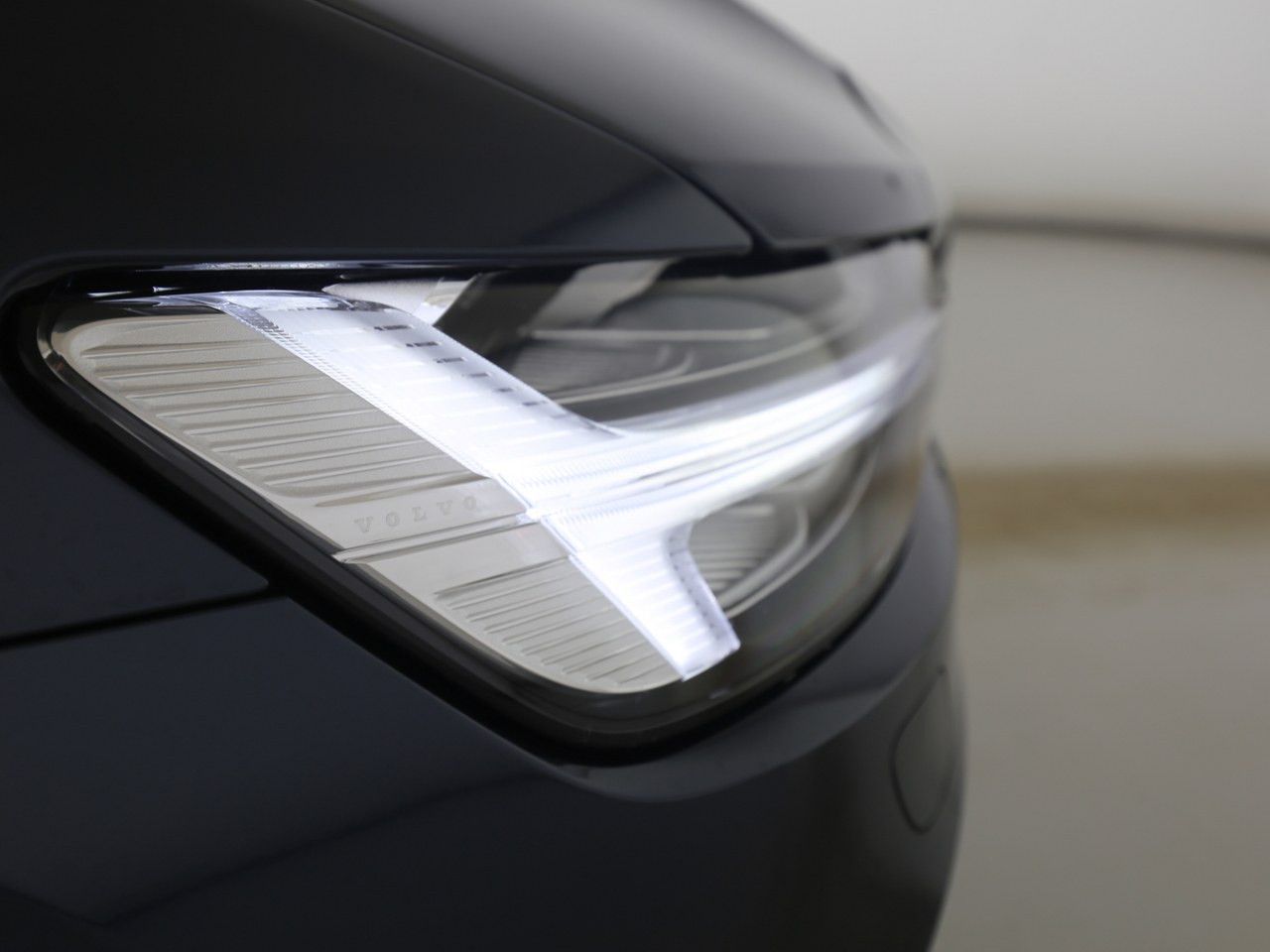 Volvo V60 T8 Ultra Dark PHEV AWD !!!B&W+PANO+MASSAGE!!