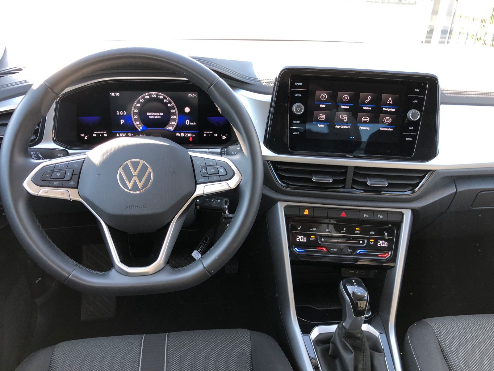 Volkswagen T-Roc Life - Samsaru's Car Outlet