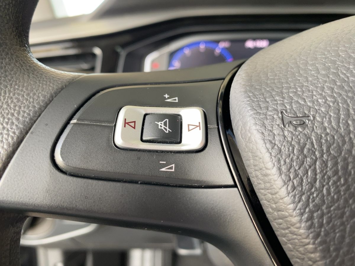Volkswagen Polo VI Comfortline - Samsaru's Car Outlet
