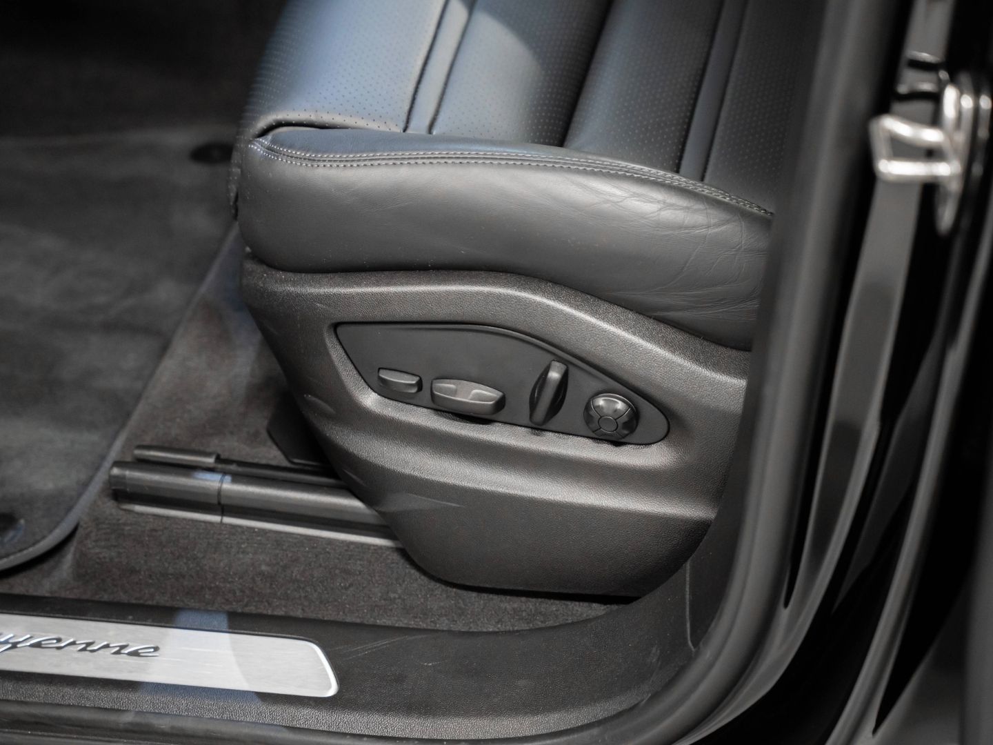 Porsche Cayenne Coupe PDCC Luftfederung InnoDrive BOSE