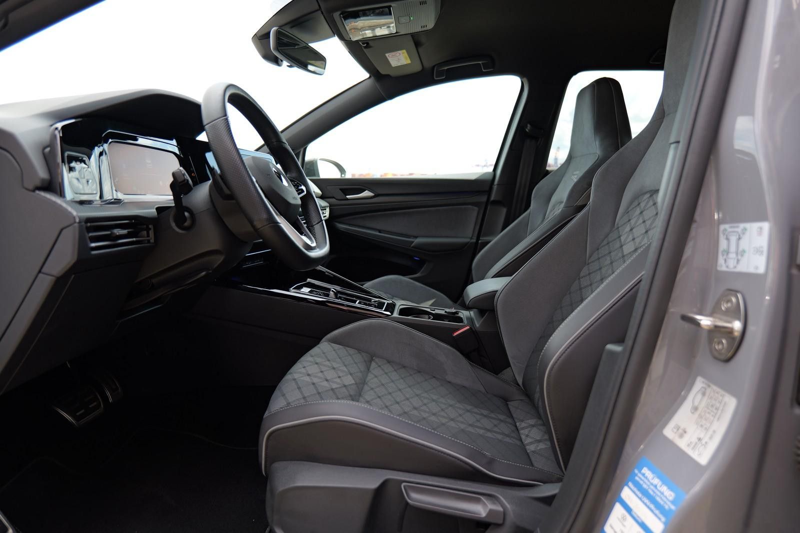Volkswagen Golf VIII R-Line eTSI - Samsaru's Car Outlet