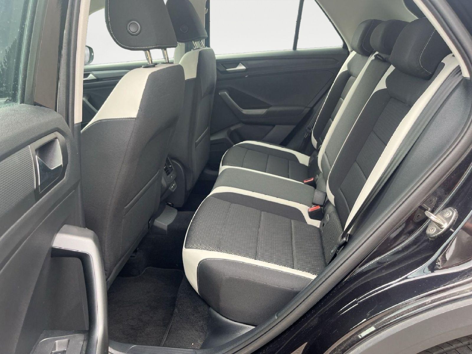 Volkswagen T-Roc 1.5 TSI Sport - Samsaru's Car Outlet