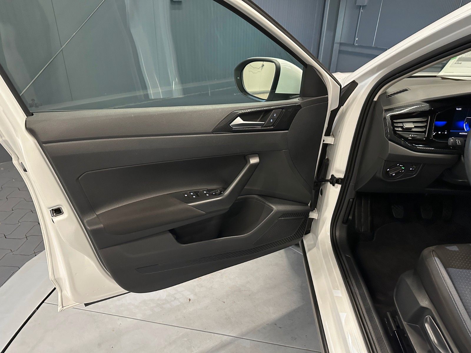 Volkswagen Taigo 1.0 TSI Life - Samsaru's Car Outlet