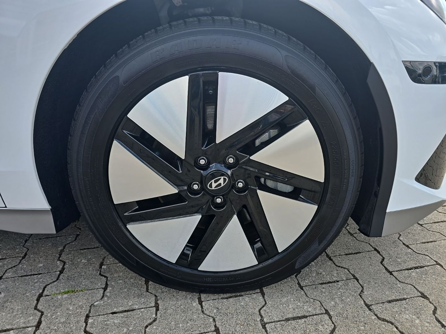 Hyundai IONIQ 6 Uniq Elektro 4WD 77,4 kWh HUD StandHZG N