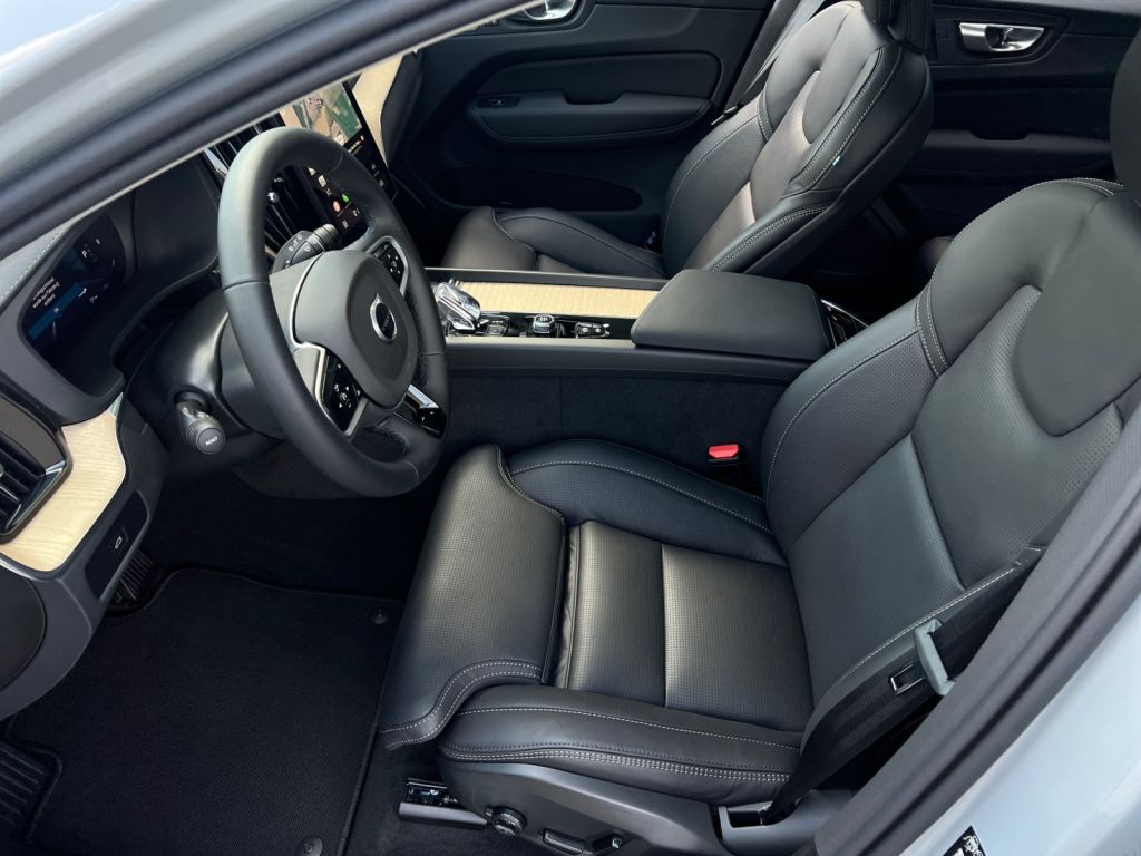Volvo XC60 B5 AWD Ultra Dark - Samsaru's Car Outlet