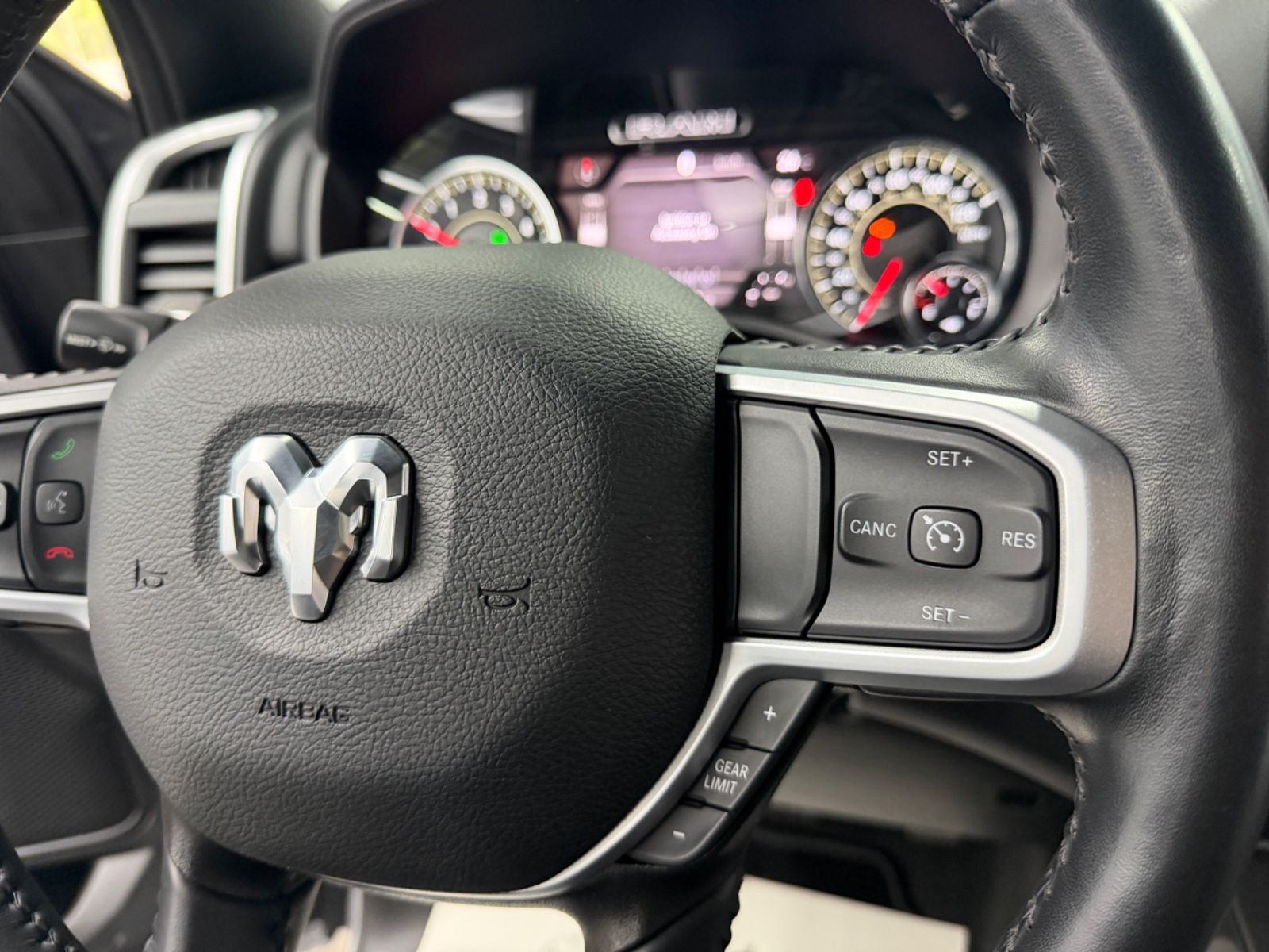 Dodge RAM 1500 5.7 4x4 eTORQUE Bigh. Crew./12"Display/