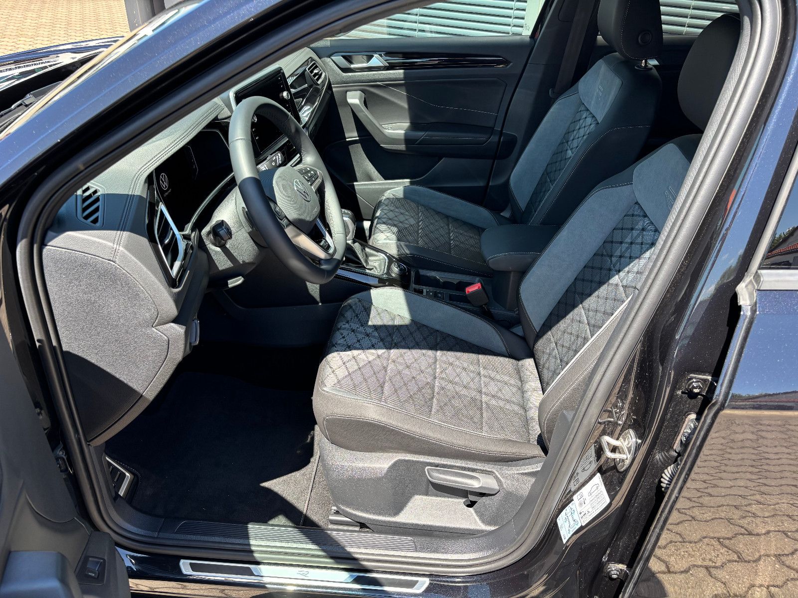 Volkswagen T-Roc 2.0 TSI 4MOTION R-Line - Samsaru's Car Outlet