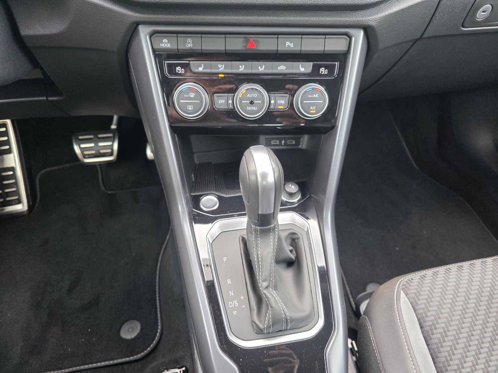 Volkswagen T-Roc R-Line Black - Samsaru's Car Outlet