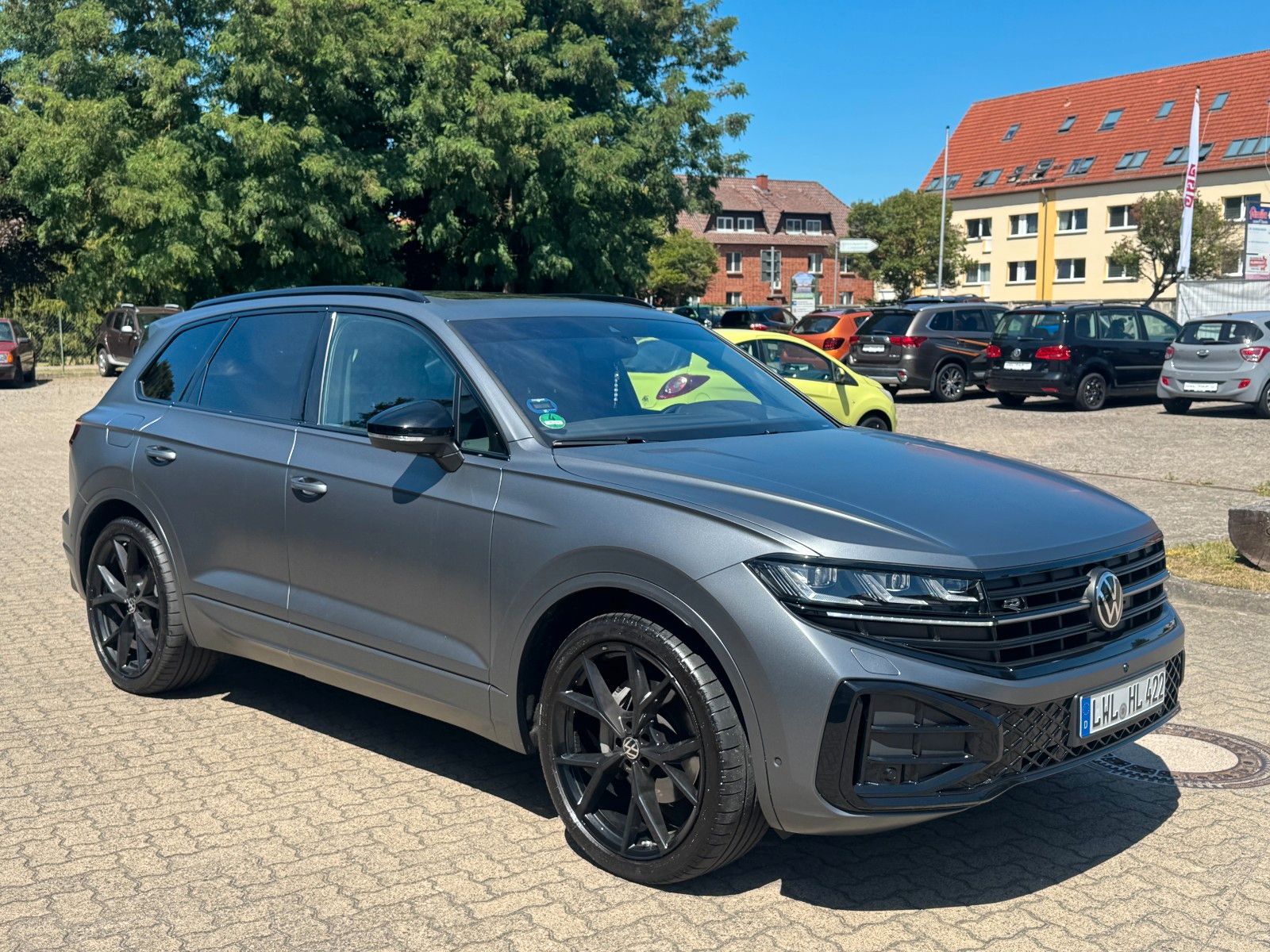 Volkswagen Touareg 3.0 TDI 4Motion R-Line - Samsaru's Car Outlet